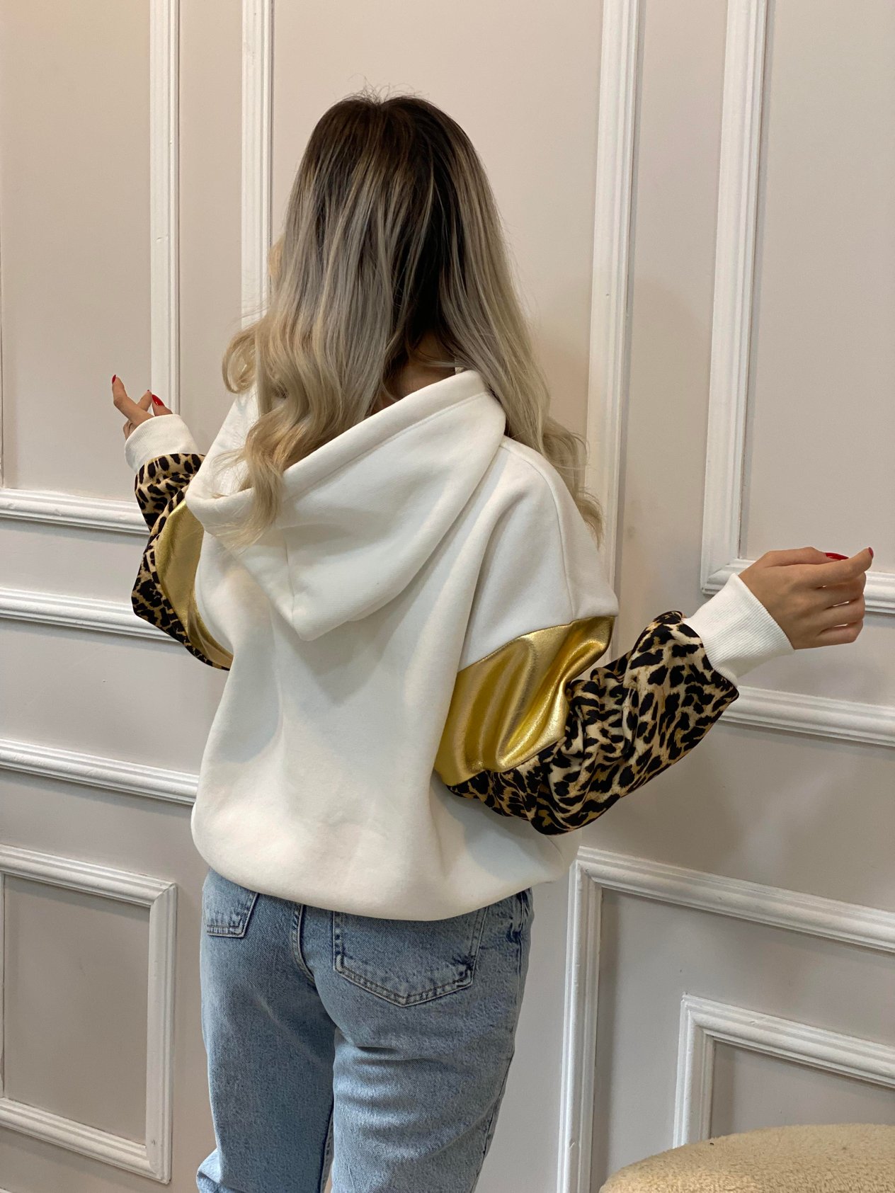 Beyaz Gold Baskılı Leo Desenli Şardonlu Sweatshirt 