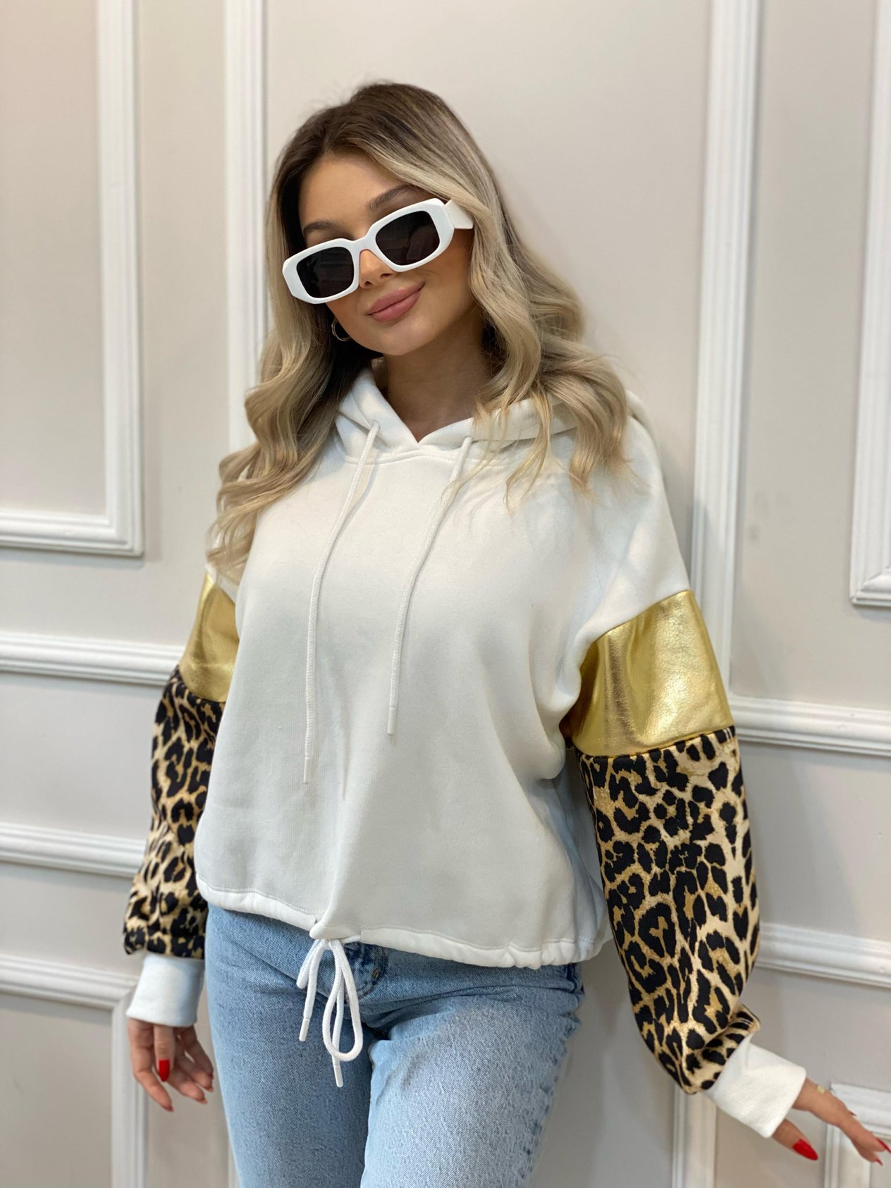 Beyaz Gold Baskılı Leo Desenli Şardonlu Sweatshirt 