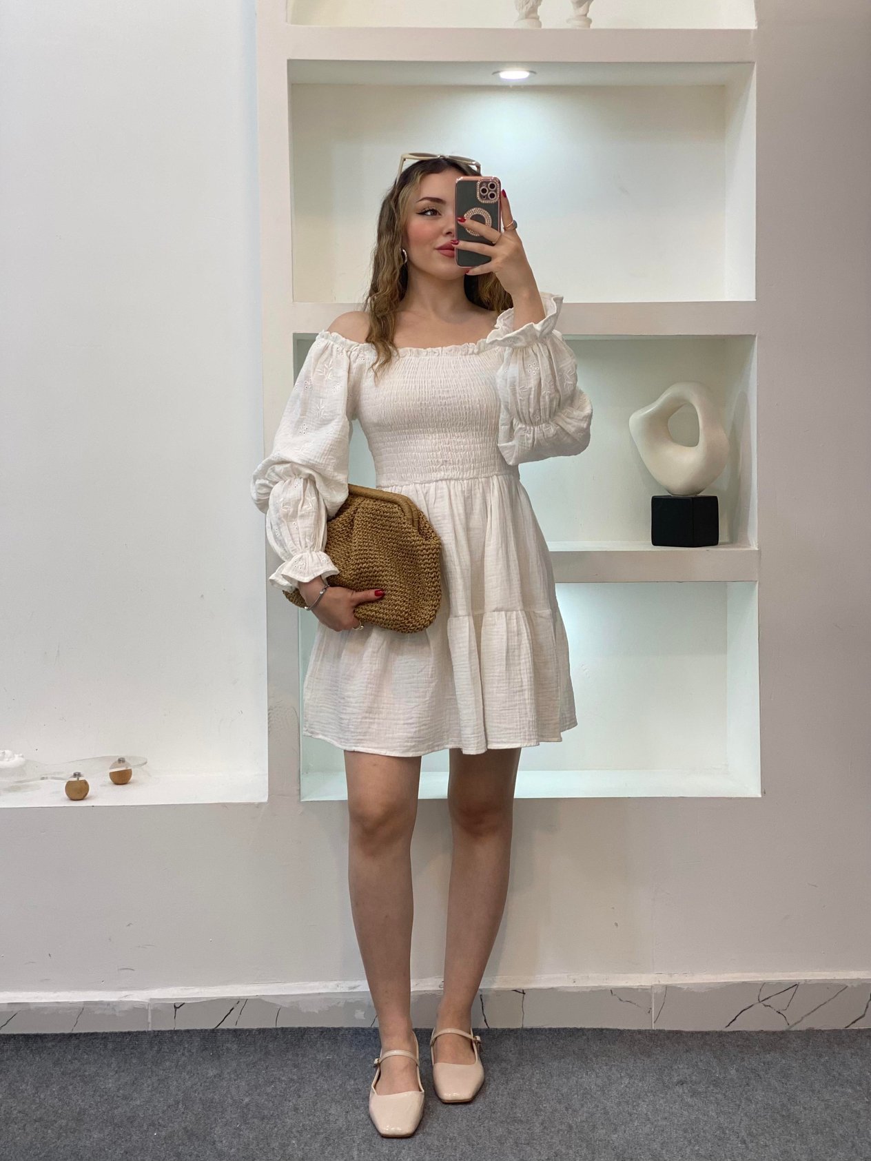 Beyaz Kolları Nakışlı Müslin Elbise