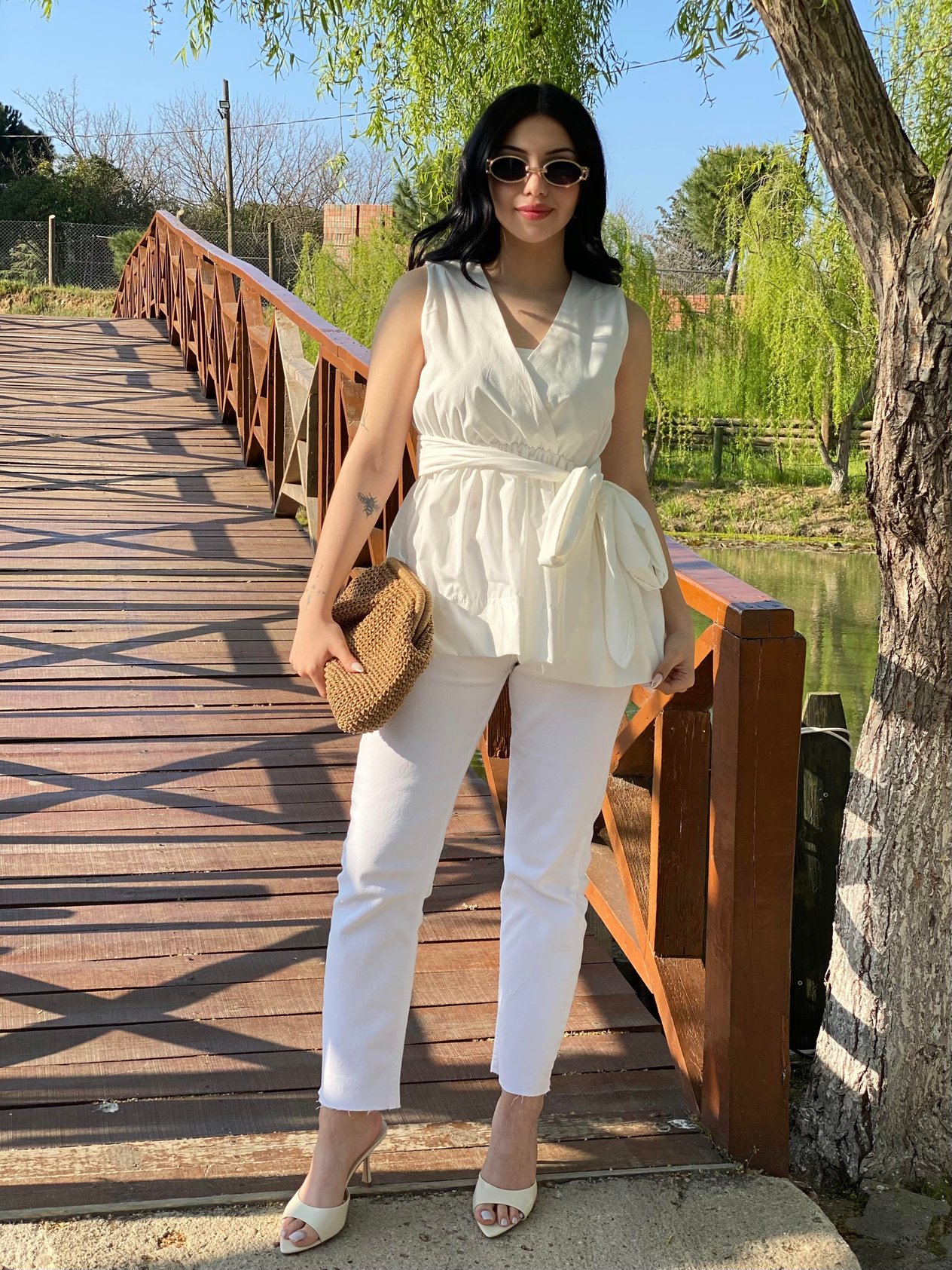 Beyaz Kuşaklı Model Volanlı Bluz