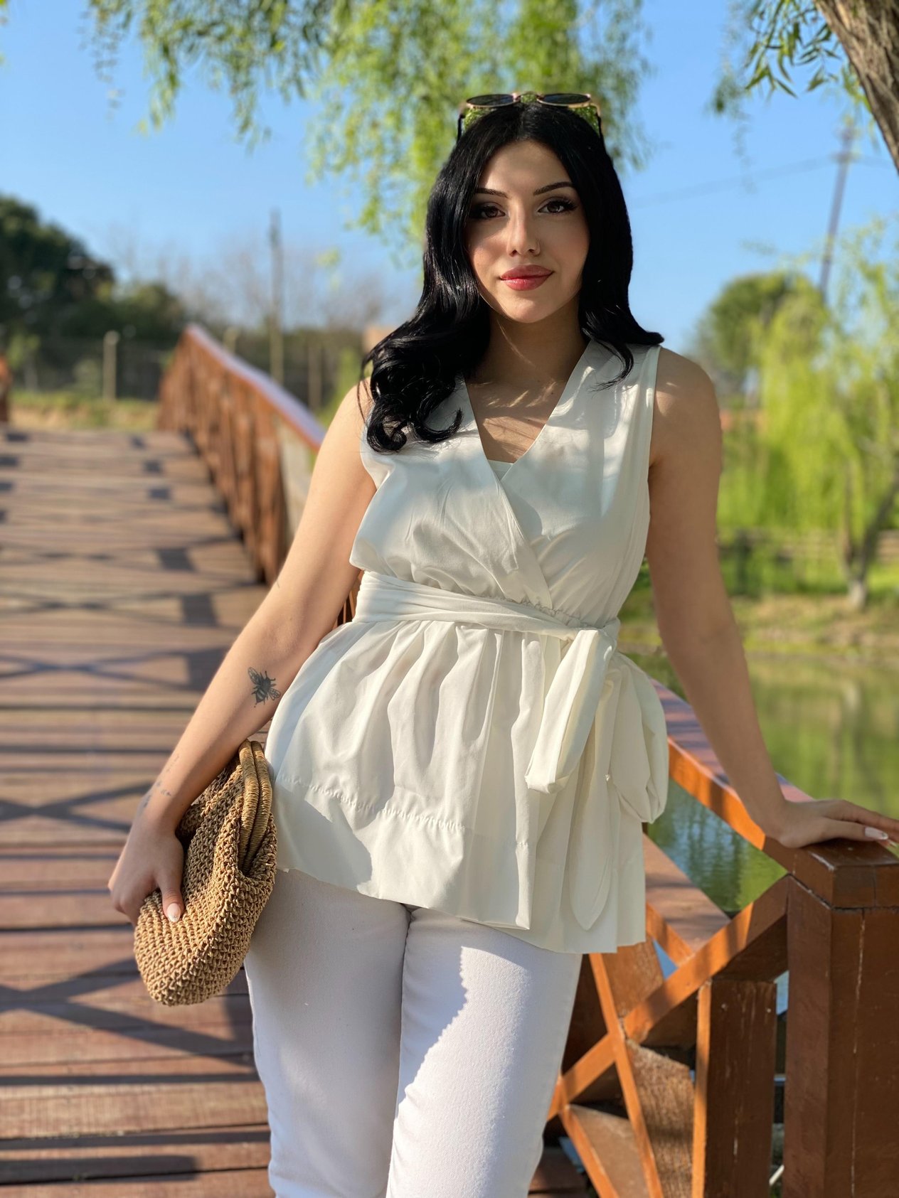 Beyaz Kuşaklı Model Volanlı Bluz