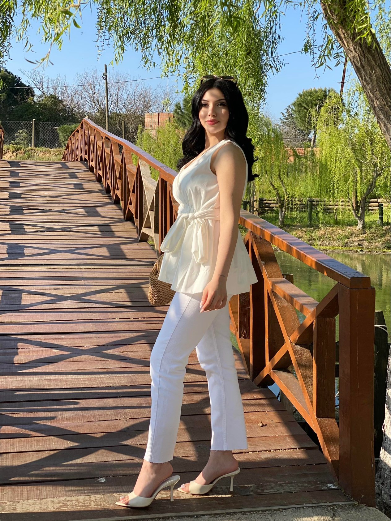 Beyaz Kuşaklı Model Volanlı Bluz