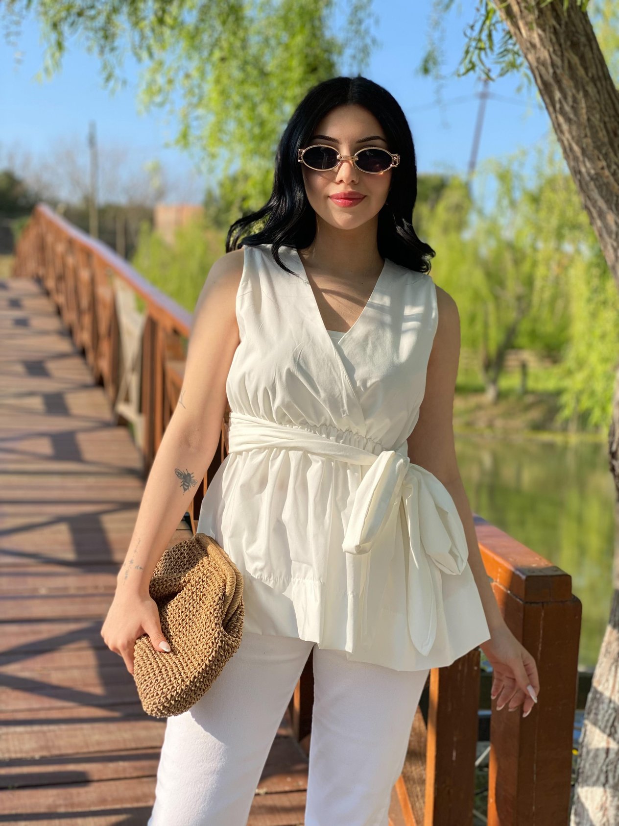 Beyaz Kuşaklı Model Volanlı Bluz