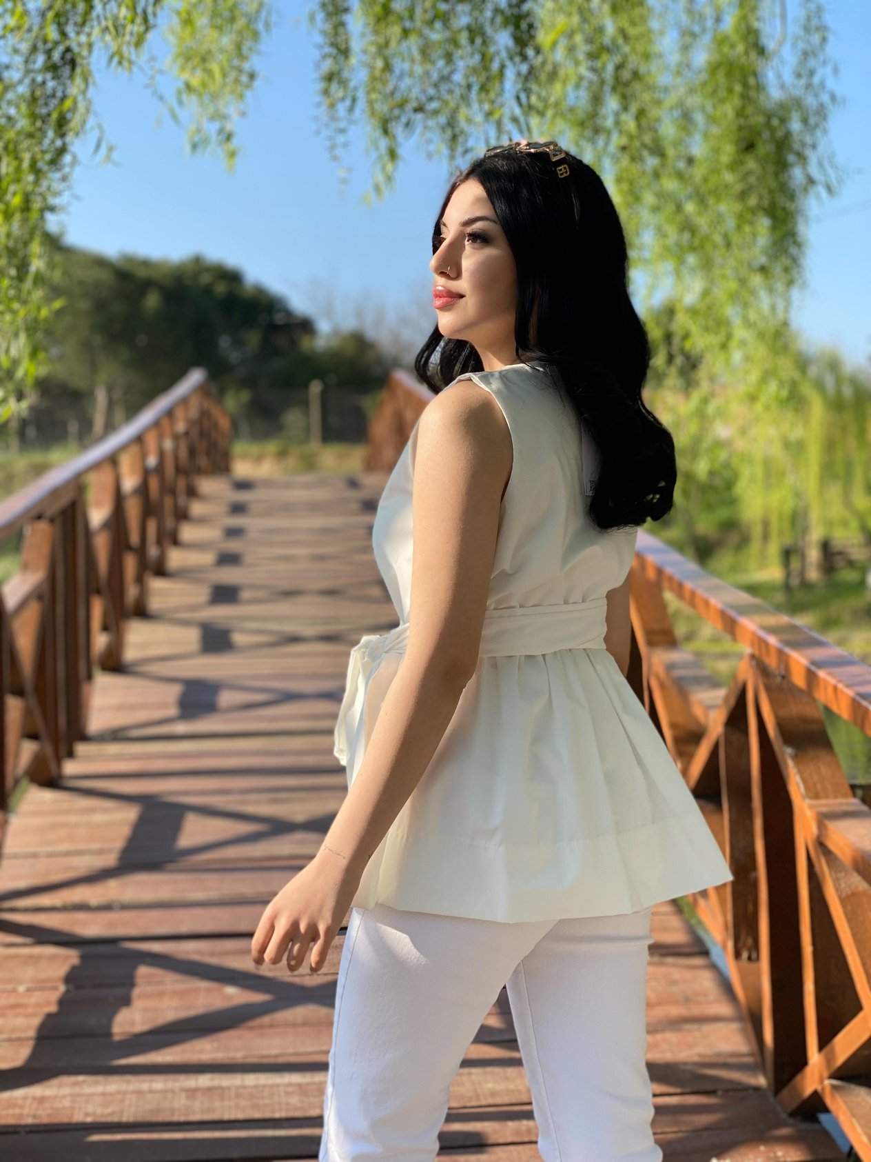 Beyaz Kuşaklı Model Volanlı Bluz