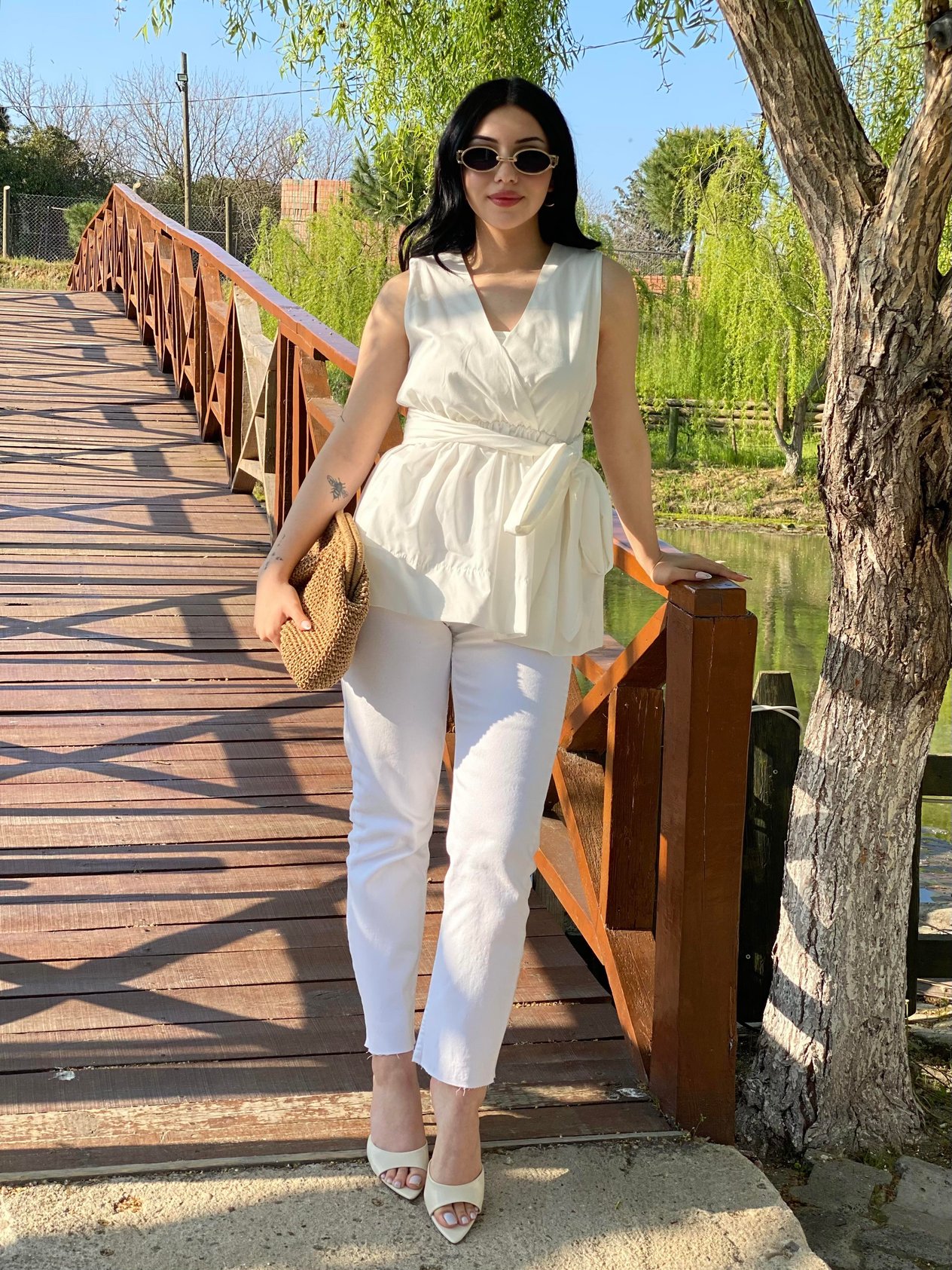 Beyaz Kuşaklı Model Volanlı Bluz