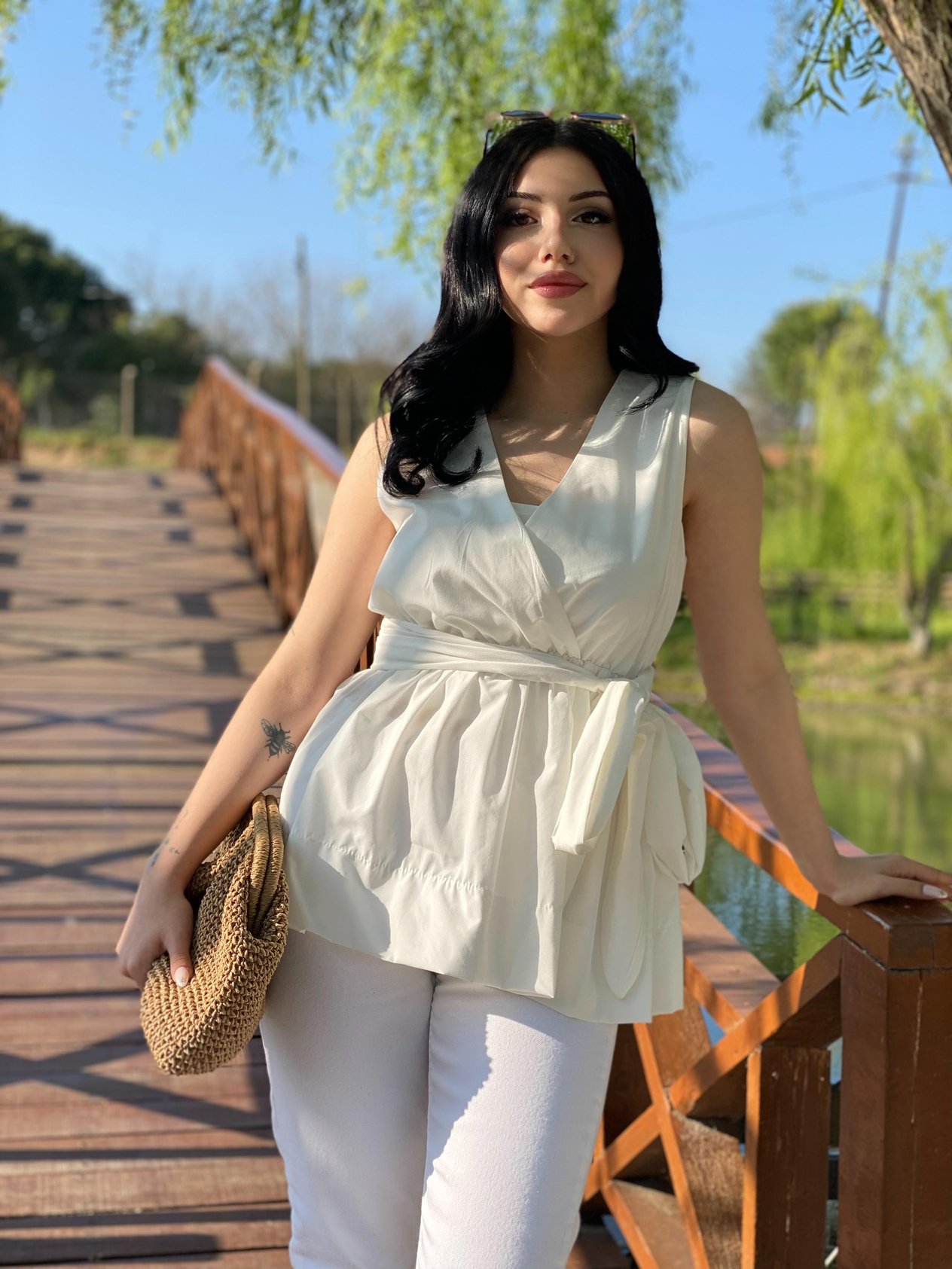 Beyaz Kuşaklı Model Volanlı Bluz