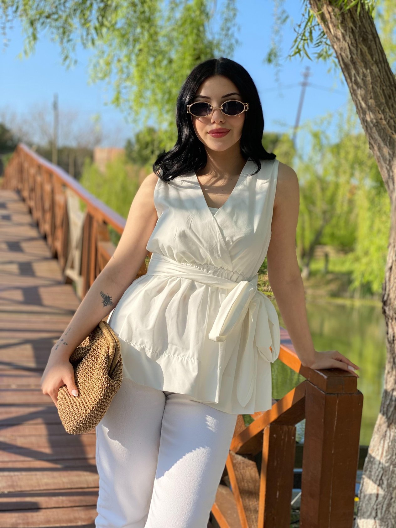 Beyaz Kuşaklı Model Volanlı Bluz