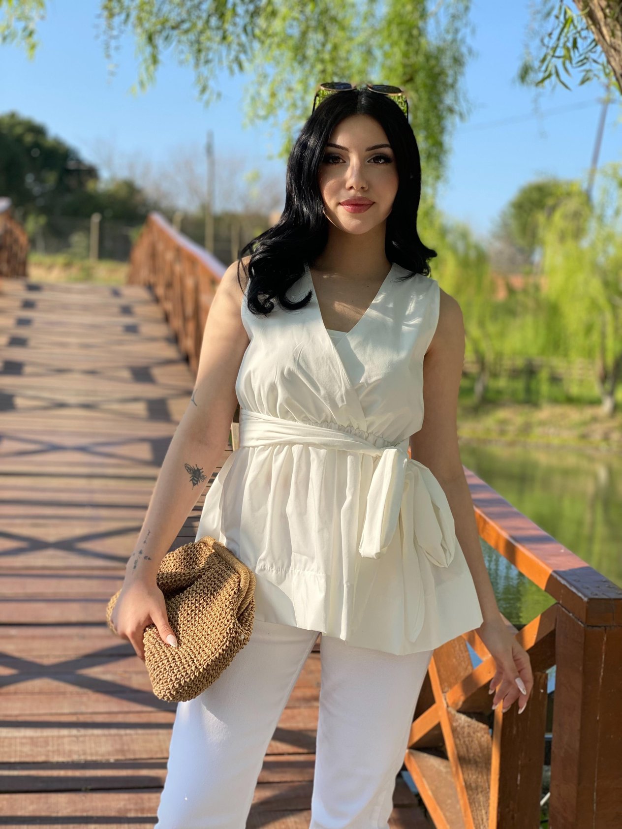 Beyaz Kuşaklı Model Volanlı Bluz