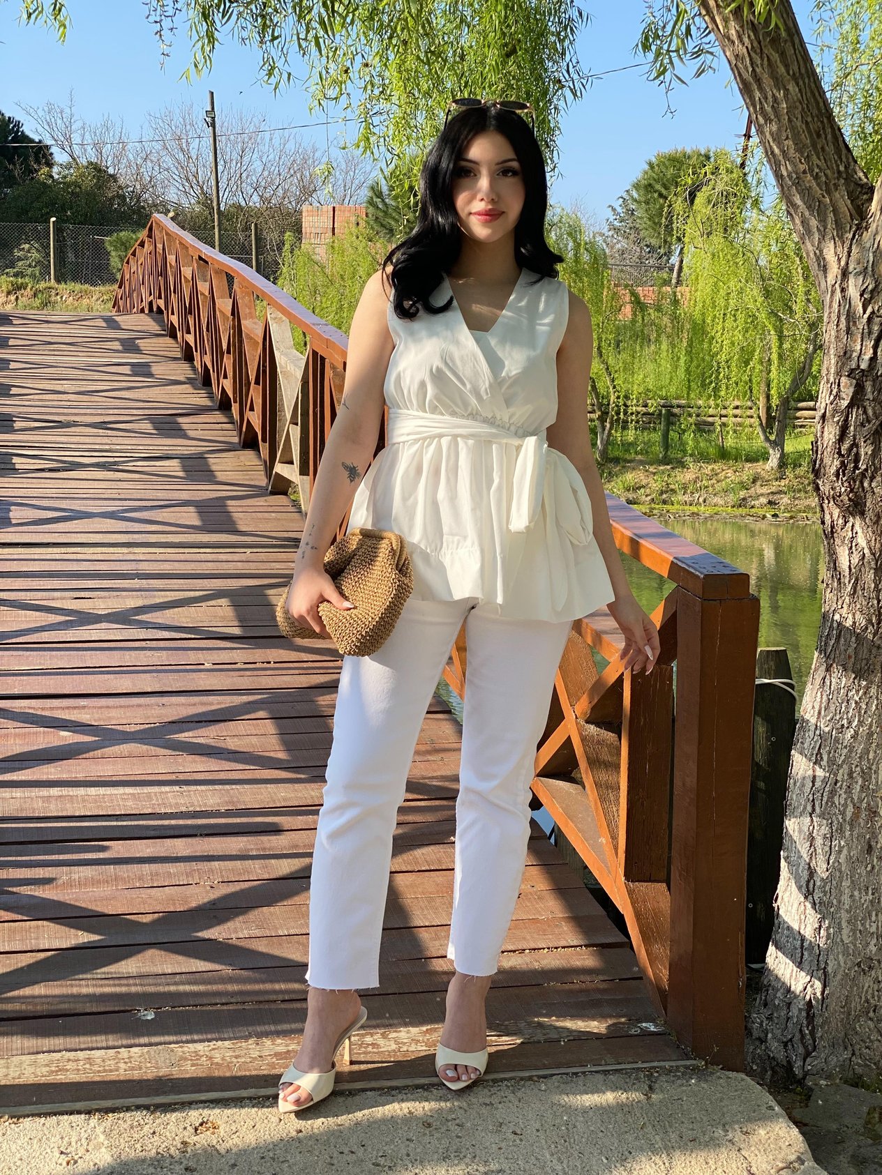 Beyaz Kuşaklı Model Volanlı Bluz