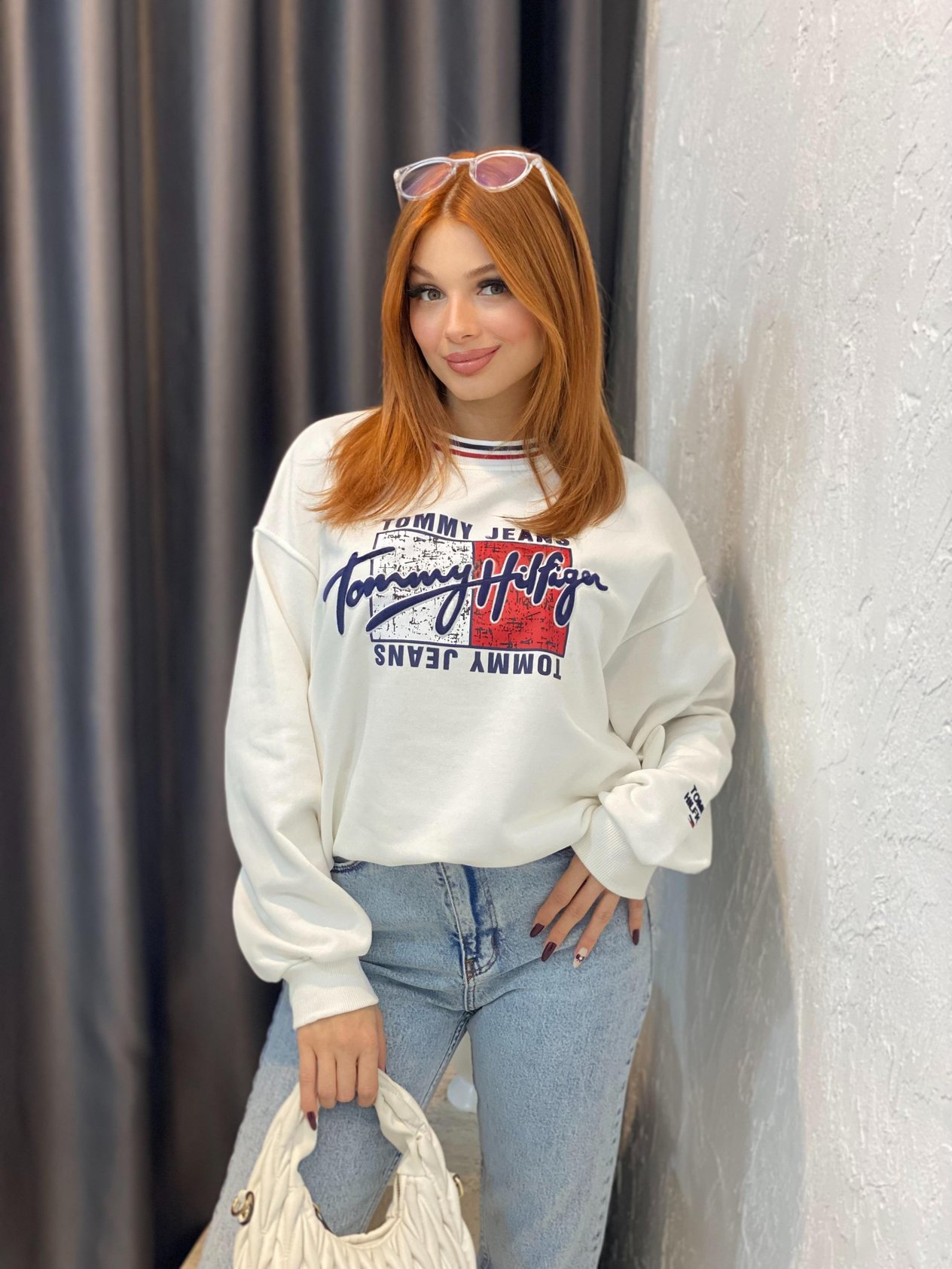 Beyaz Marka Amblemli 3 İplik Şardonsuz Sweatshirt 