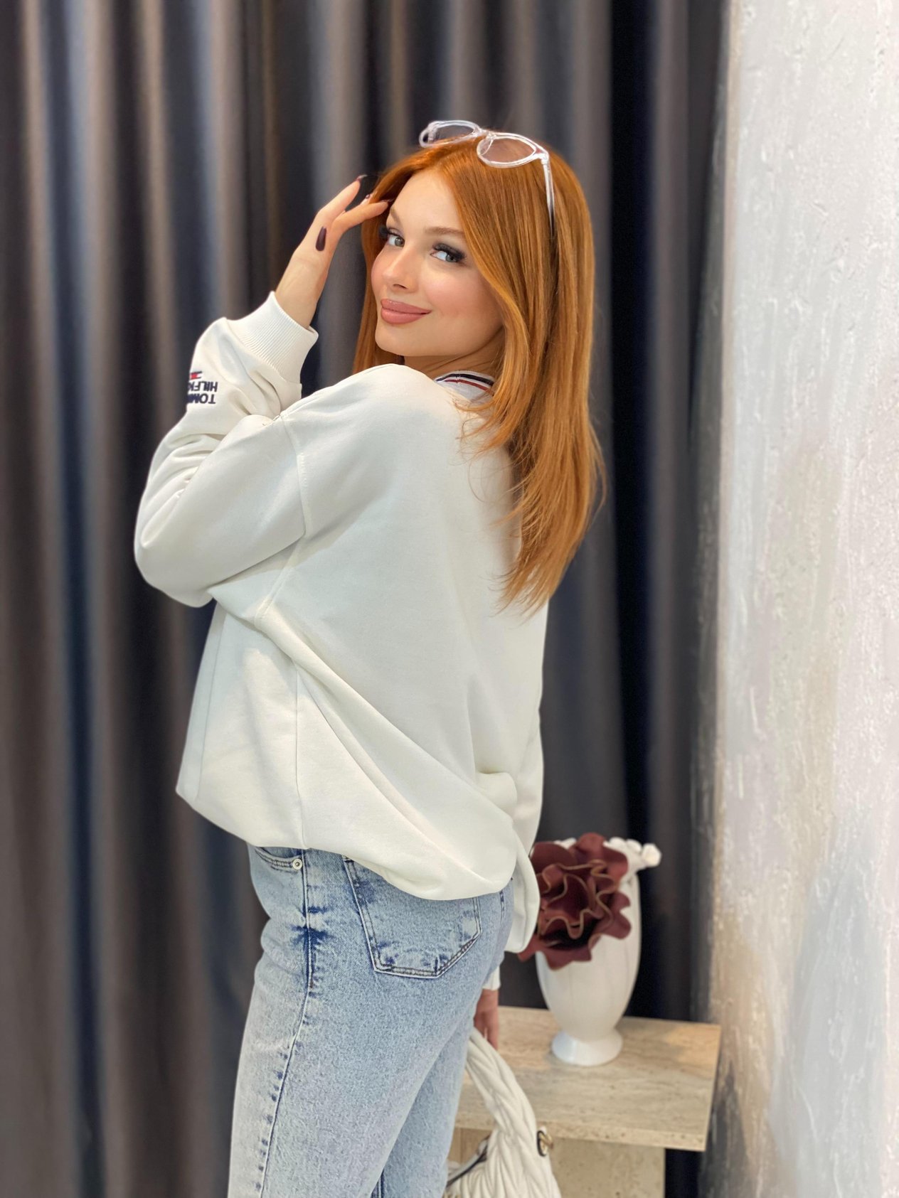 Beyaz Marka Amblemli 3 İplik Şardonsuz Sweatshirt 