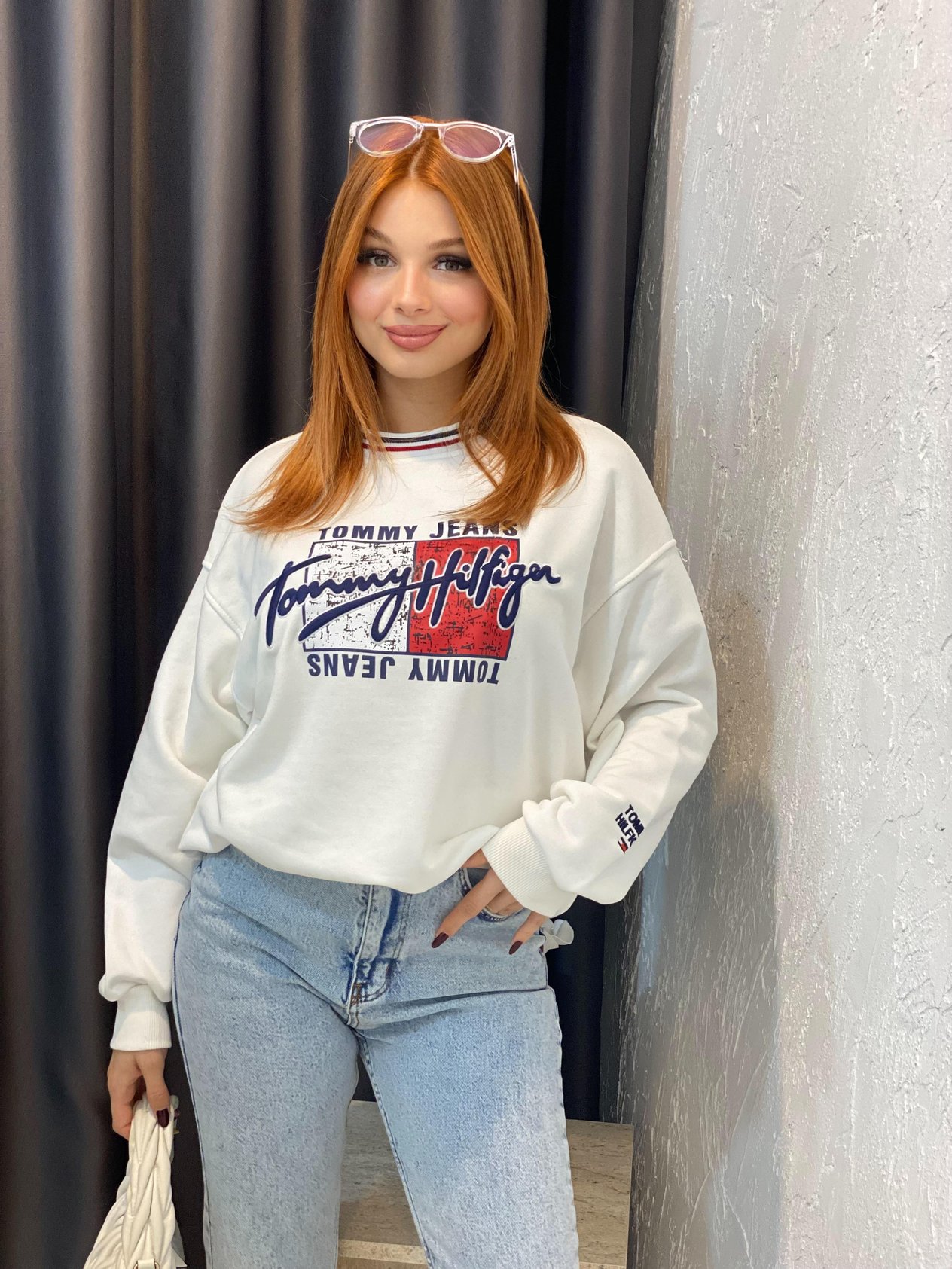 Beyaz Marka Amblemli 3 İplik Şardonsuz Sweatshirt 
