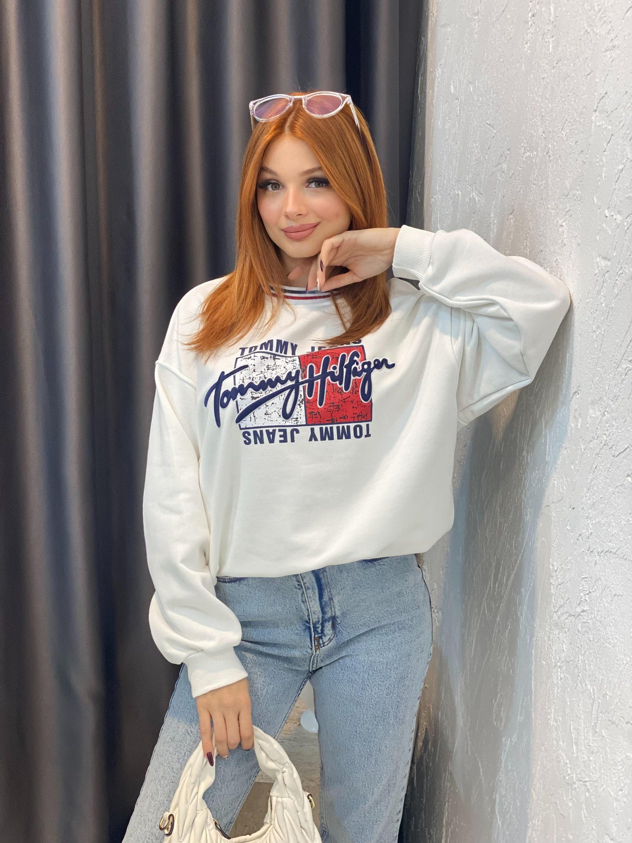 Beyaz Marka Amblemli 3 İplik Şardonsuz Sweatshirt 