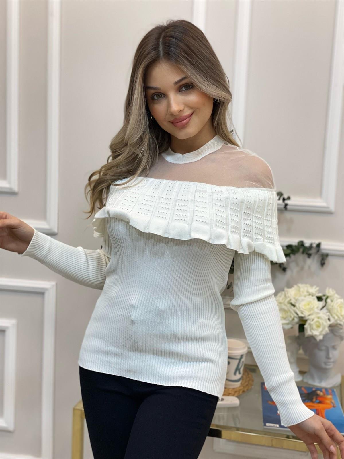 Beyaz Tül Yaka Volanlı Triko Bluz