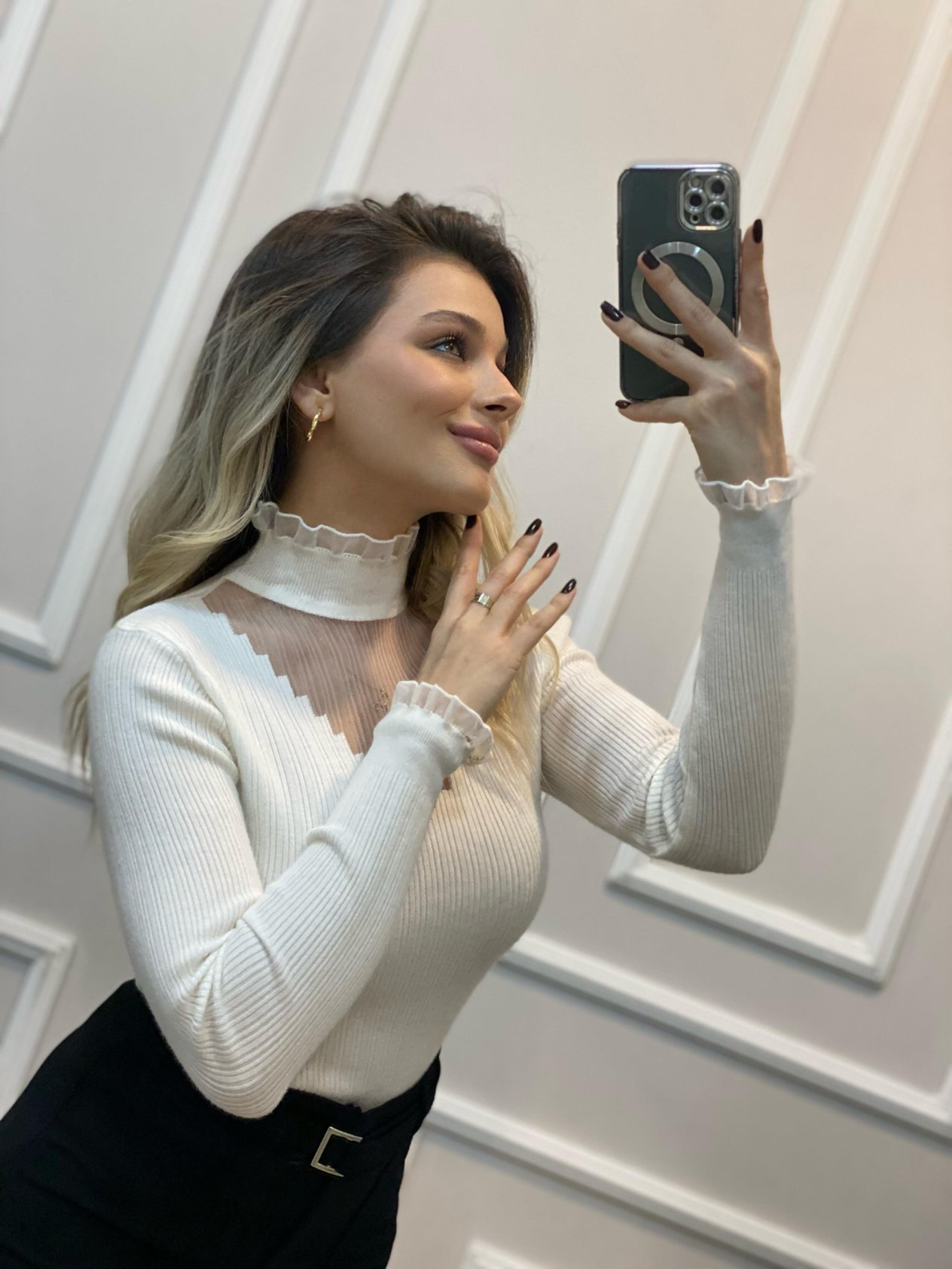 Beyaz Yumoş Dokulu Tül Detaylı Triko