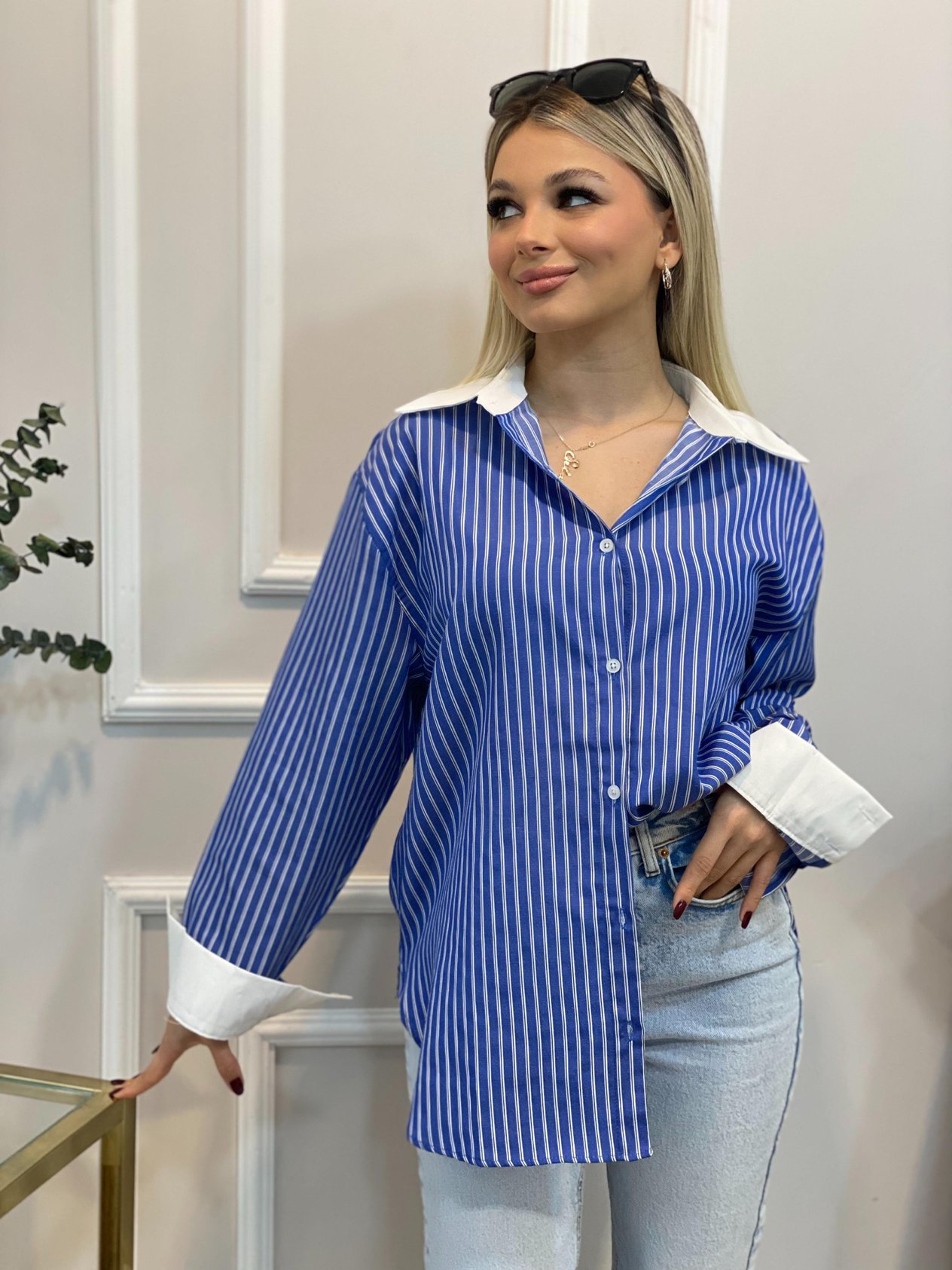Marka Model Mavi Beyaz Çizgili Gömlek 