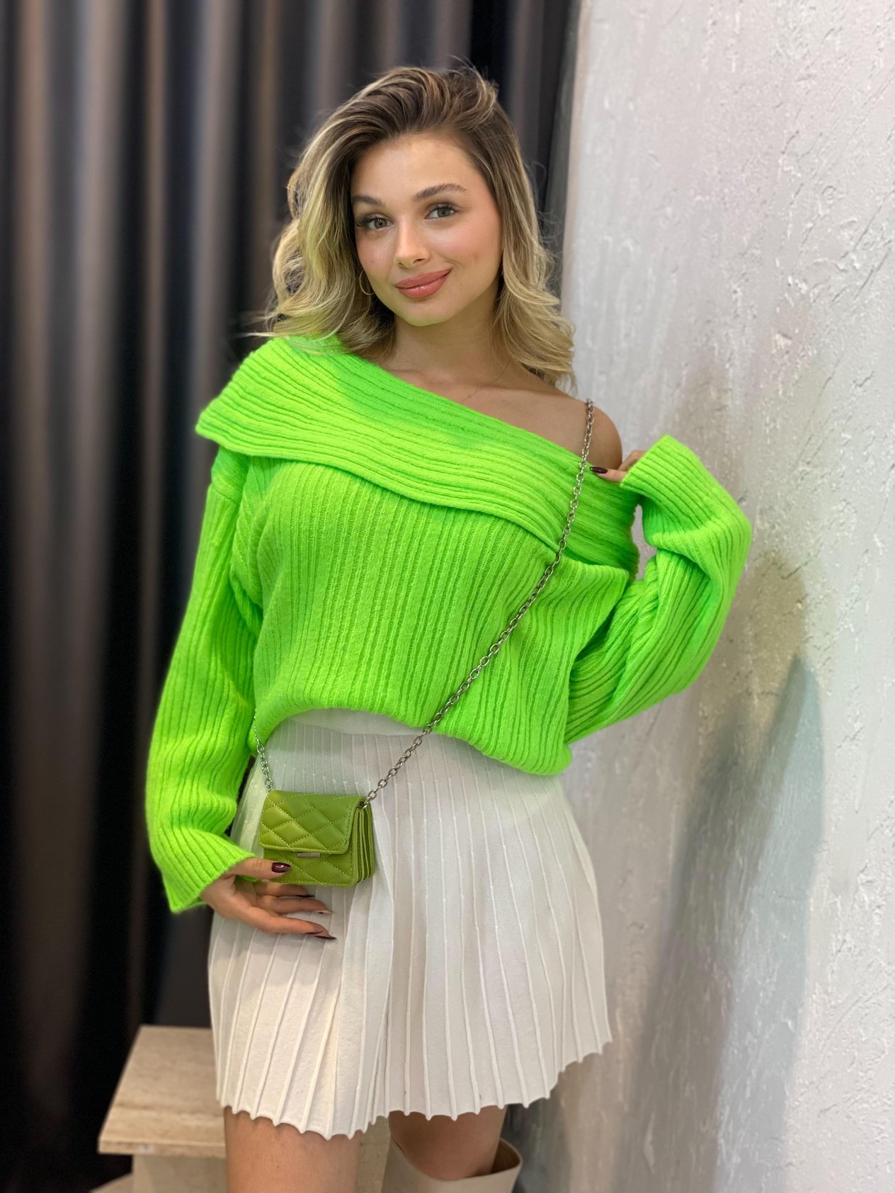 Q Marka Madonna Yaka Neon Yeşil Triko Kazak