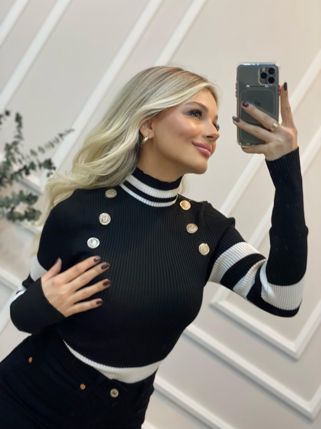 Siyah Çizgili Önü Düğmeli Model Triko