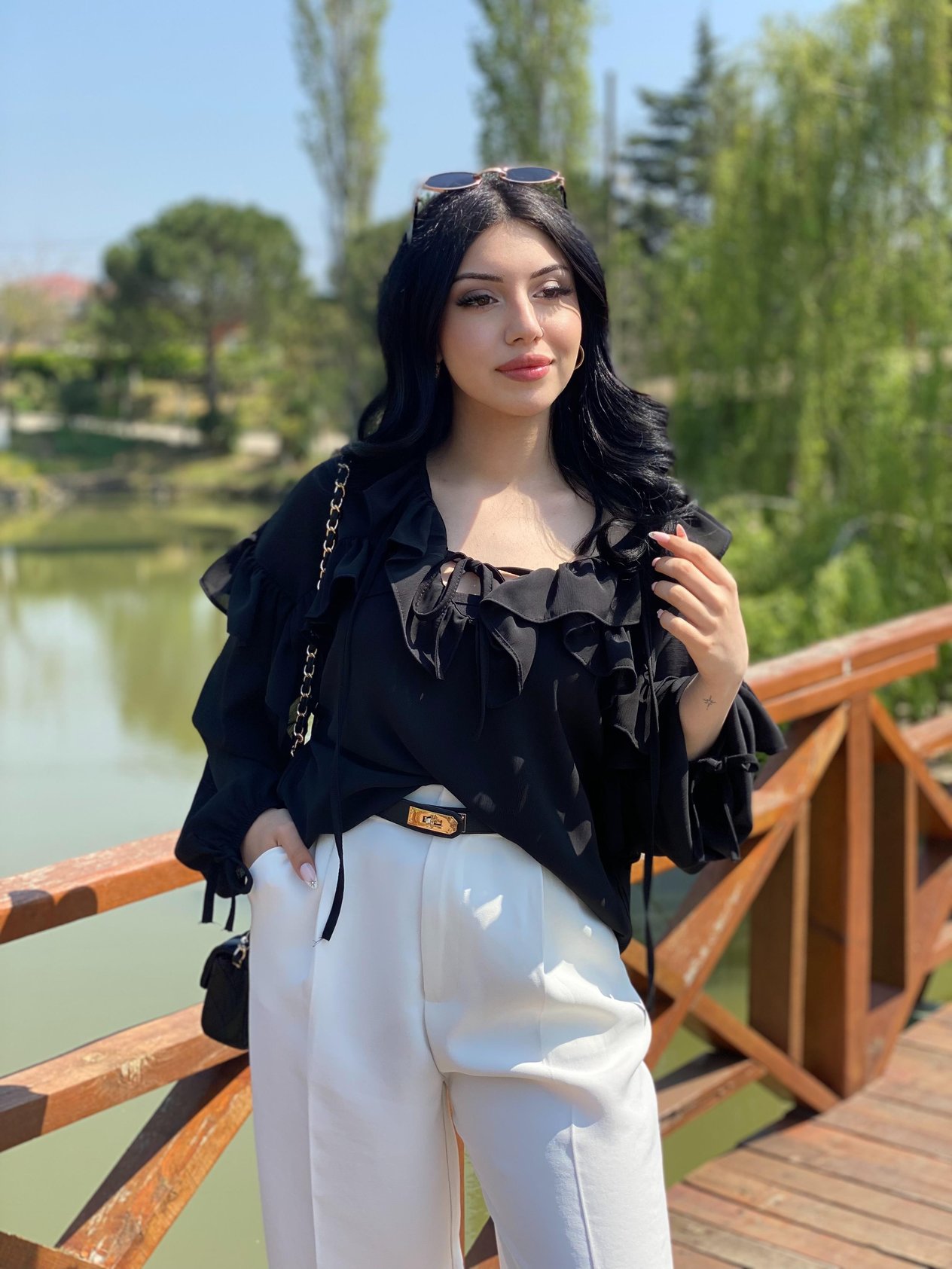 Siyah Fırfırlı Yaka Transparan Bluz