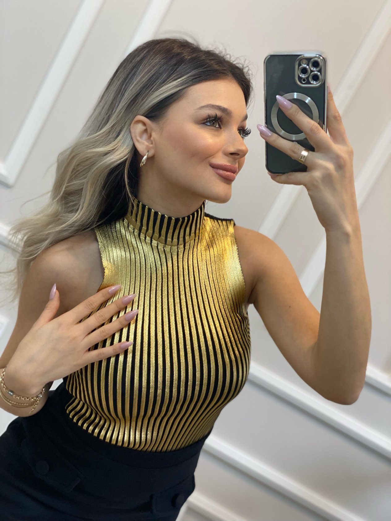 Siyah Gold Önü Varak Baskılı Kolsuz Triko