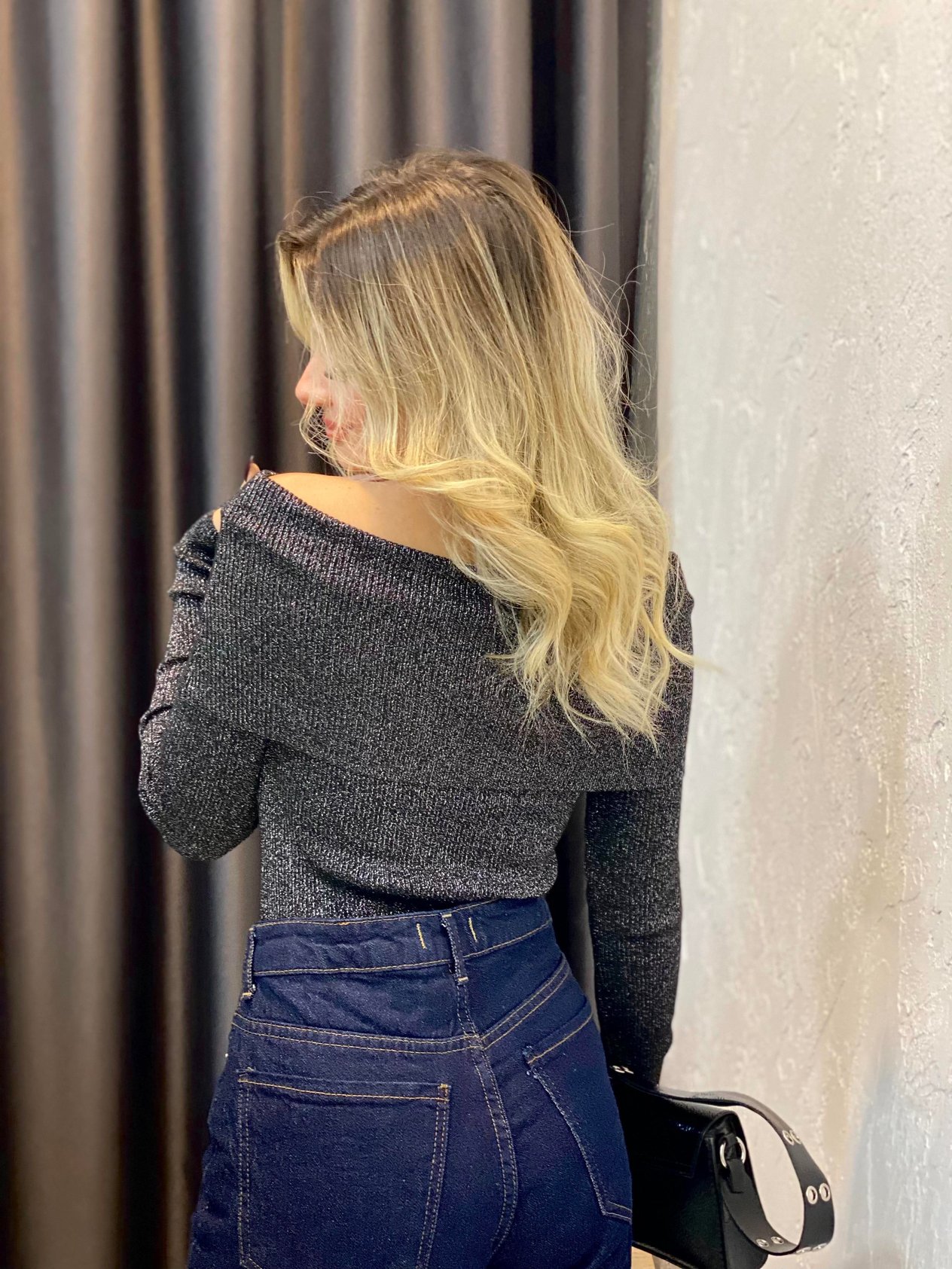 Siyah Sim İplik Dokulu Madonna Yaka Triko