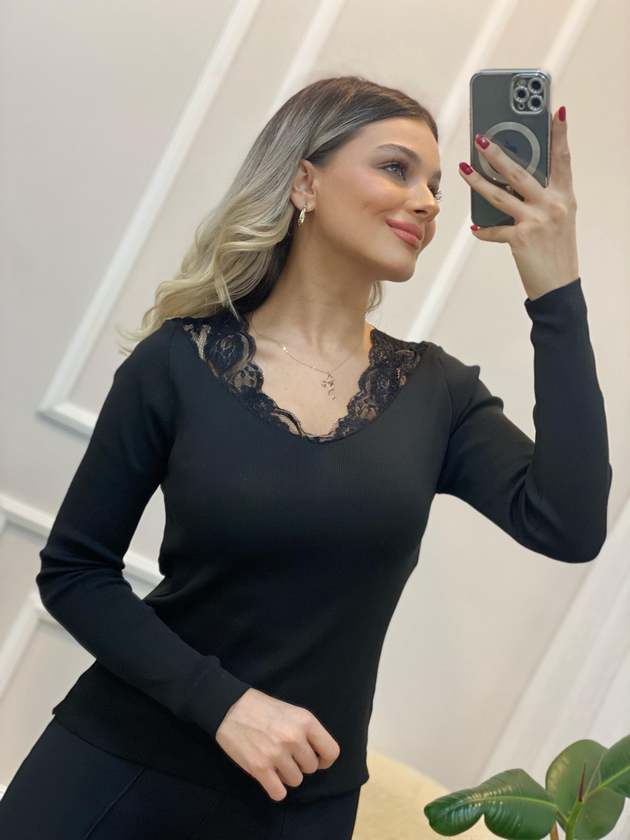 Siyah V Dantel Yaka Detaylı Triko