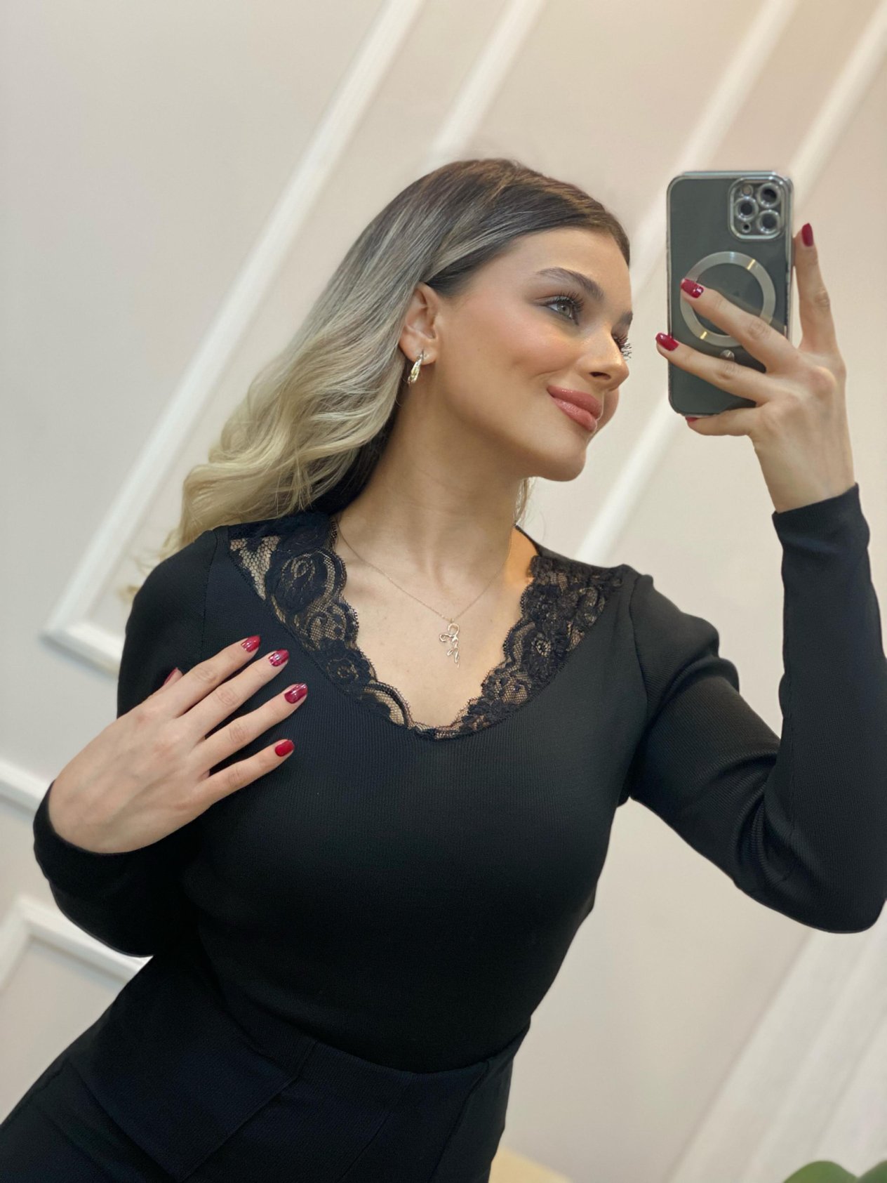 Siyah V Dantel Yaka Detaylı Triko
