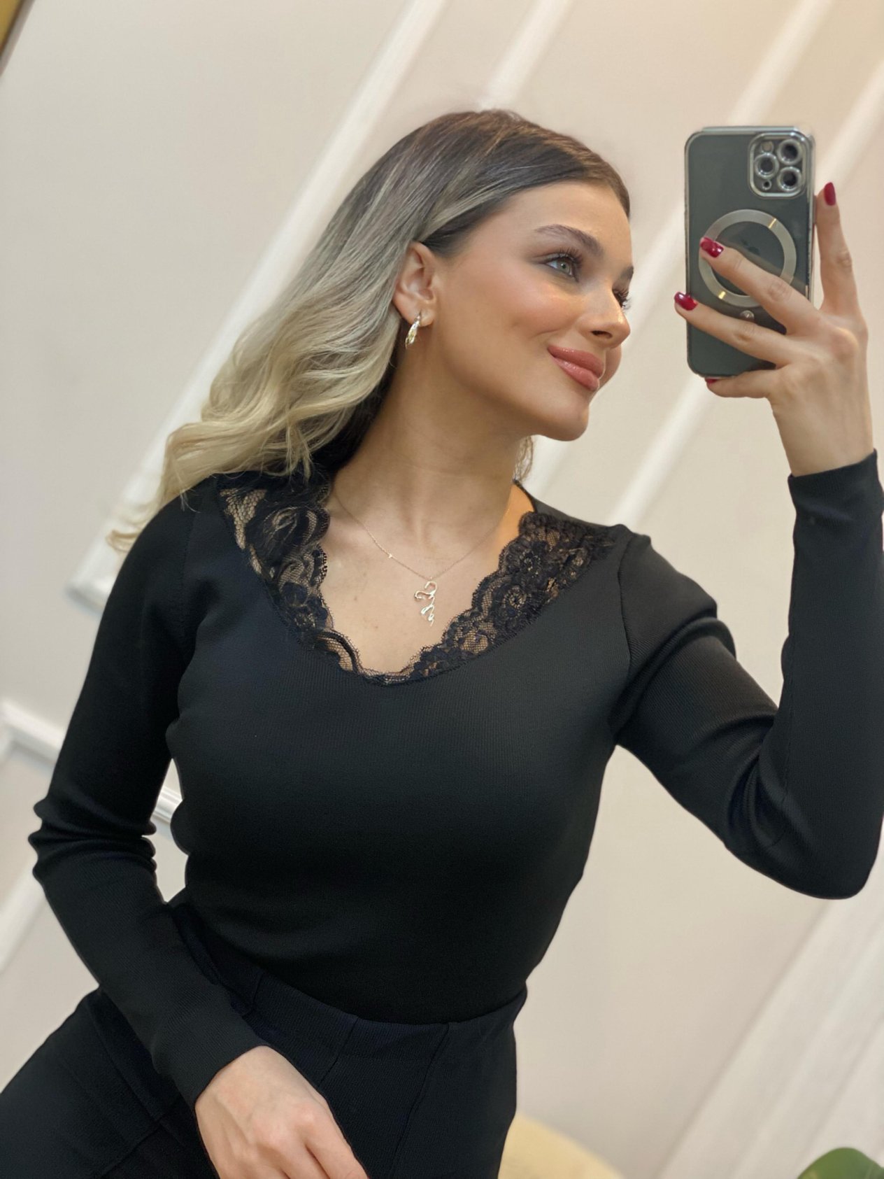 Siyah V Dantel Yaka Detaylı Triko