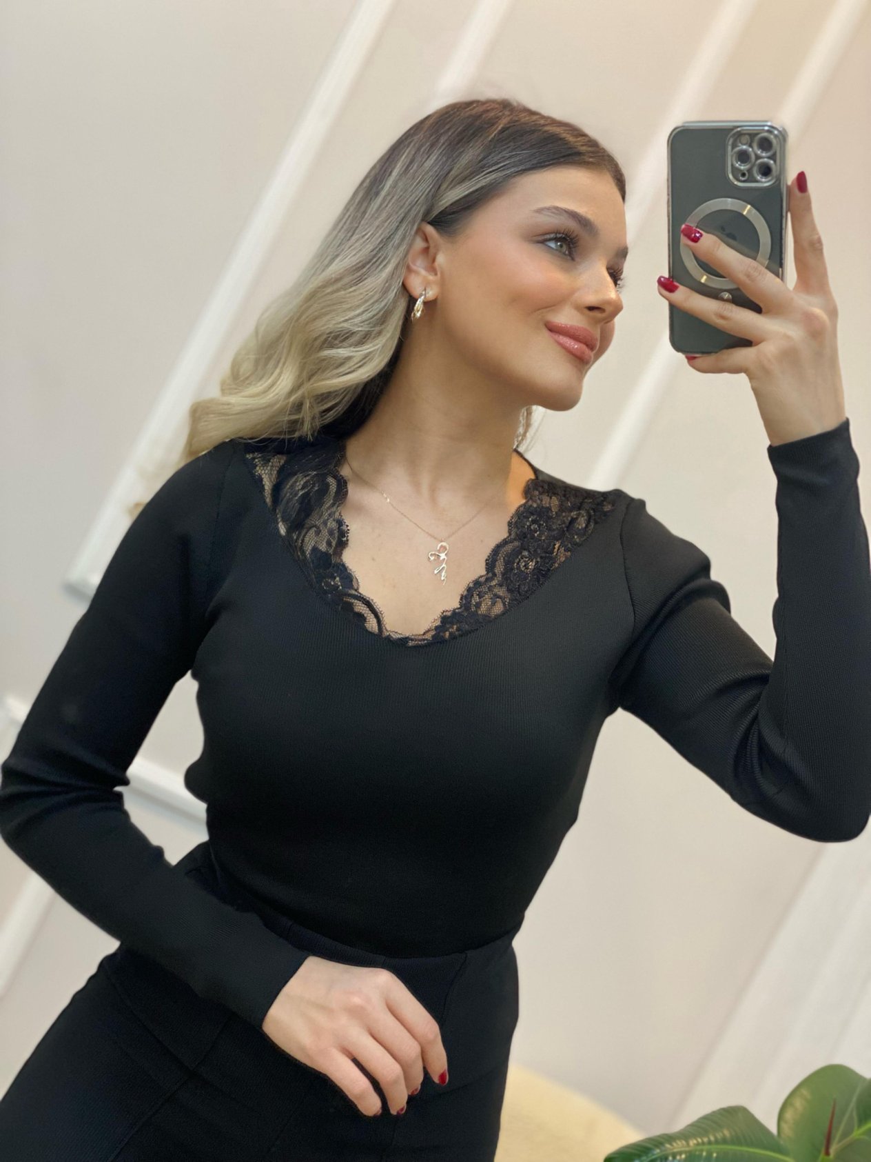 Siyah V Dantel Yaka Detaylı Triko