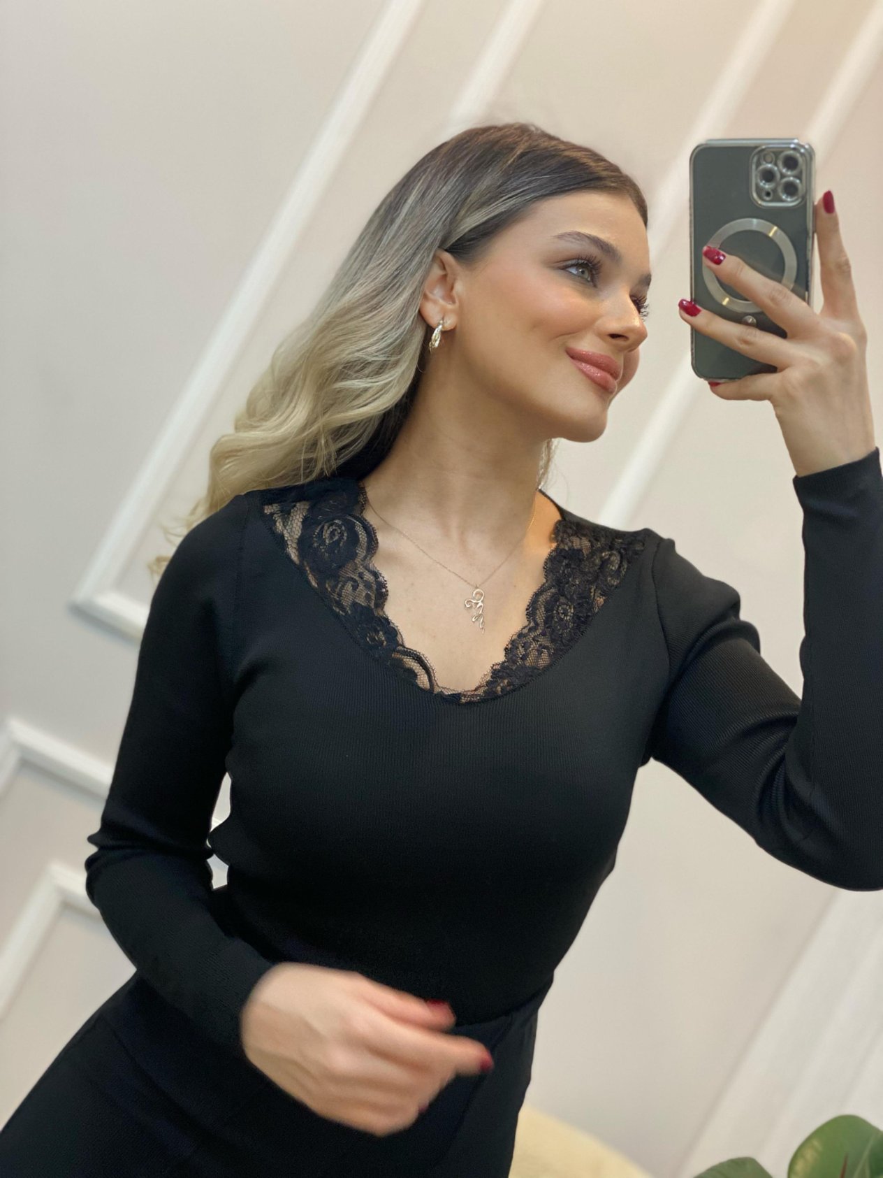 Siyah V Dantel Yaka Detaylı Triko