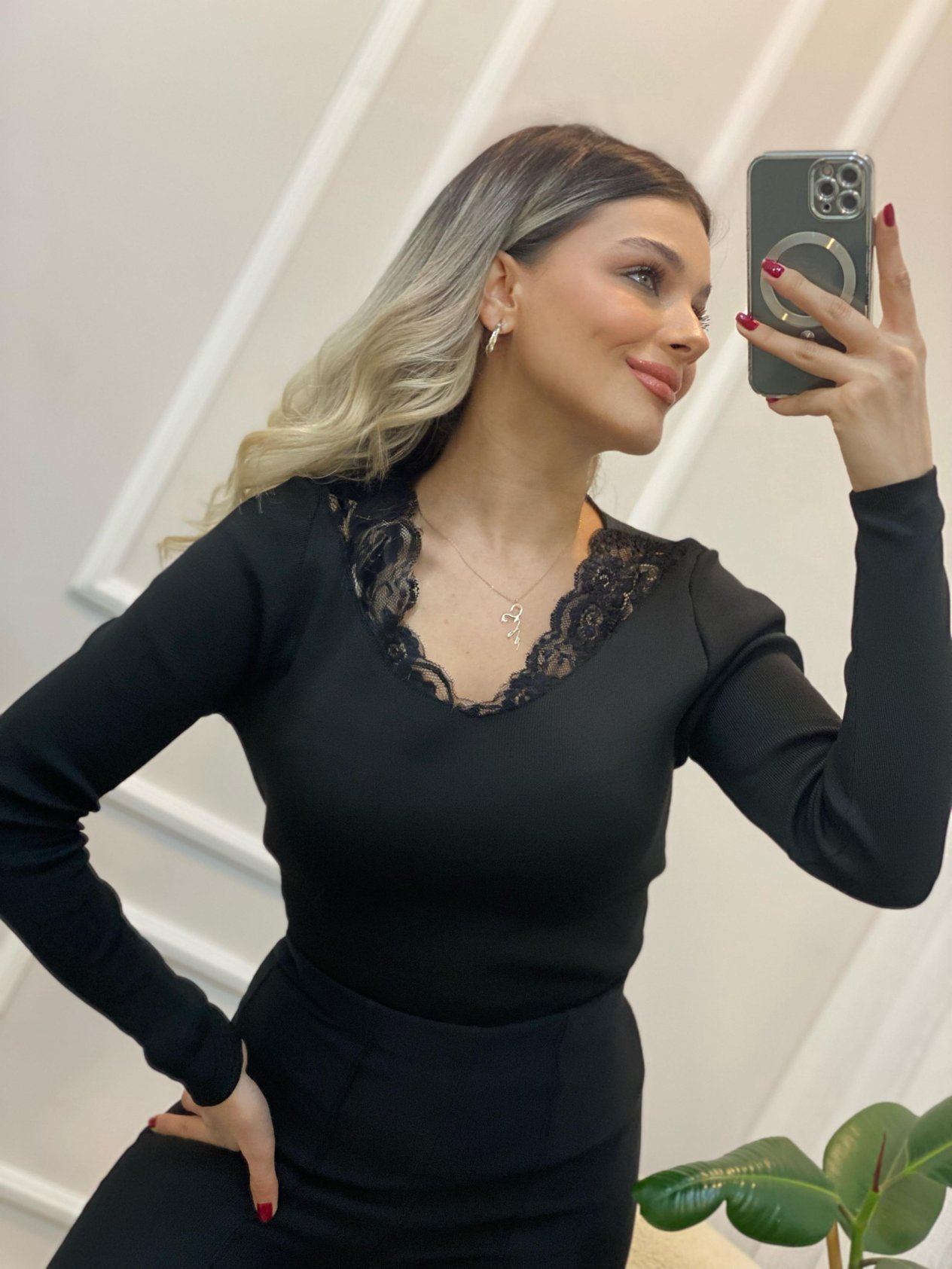 Siyah V Dantel Yaka Detaylı Triko