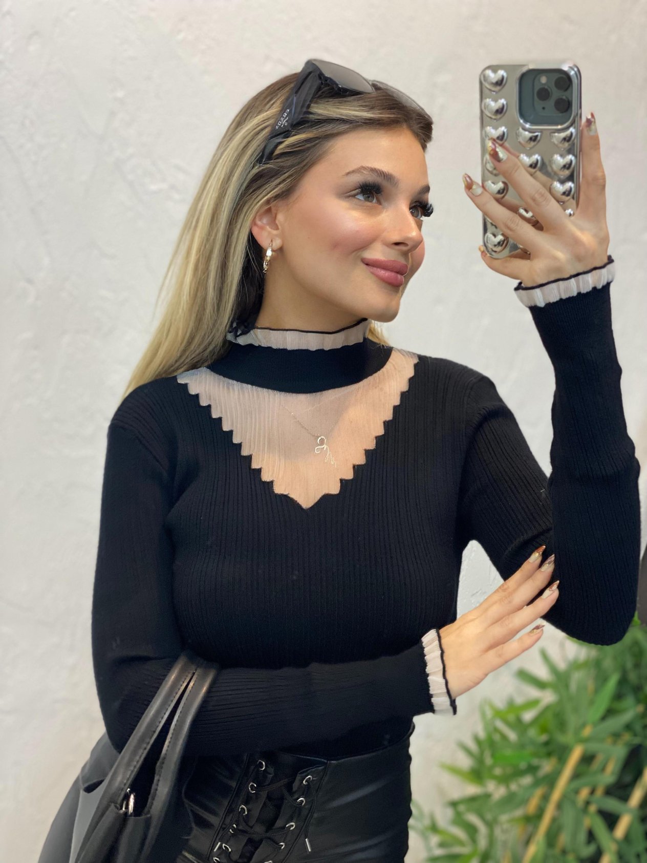 Siyah Yumoş Dokulu Tül Detaylı Triko