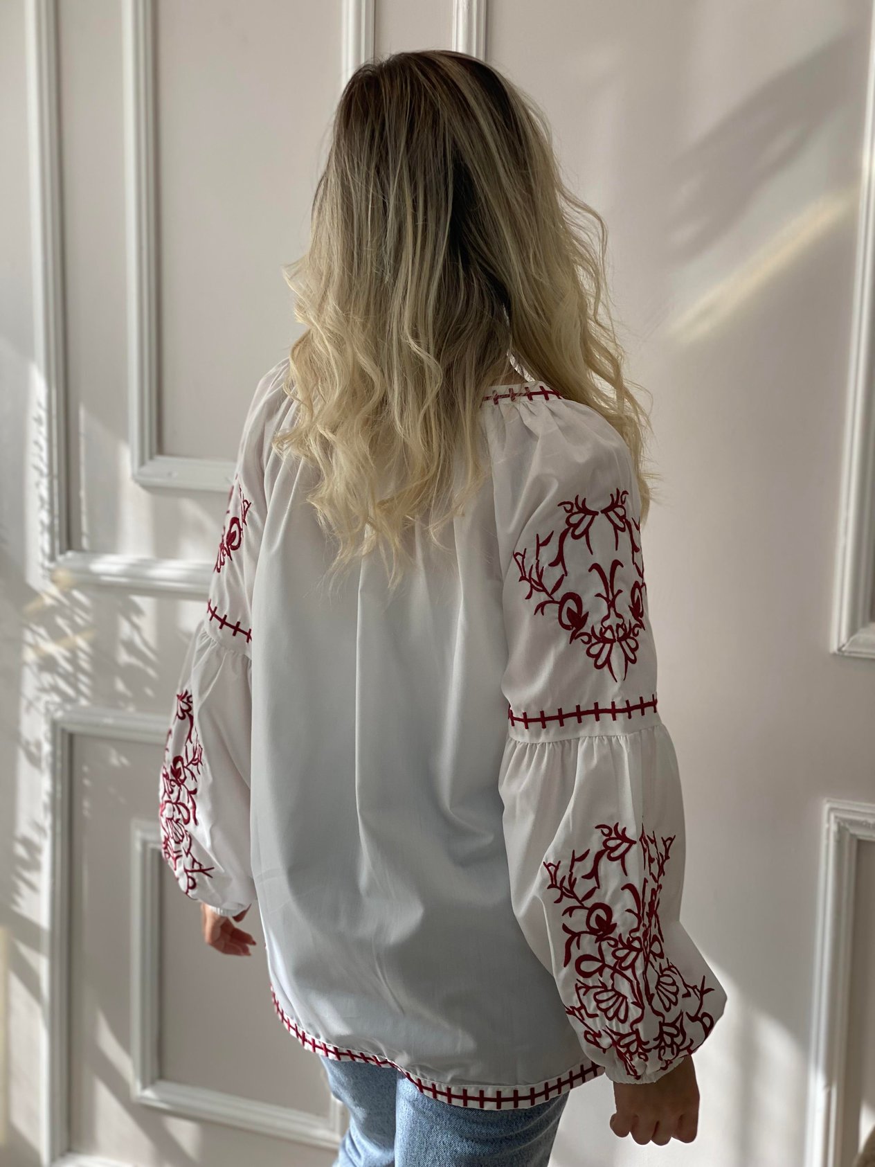 Tasarım Beyaz Önü Bağlamalı Bordo Nakış Detaylı Bluz
