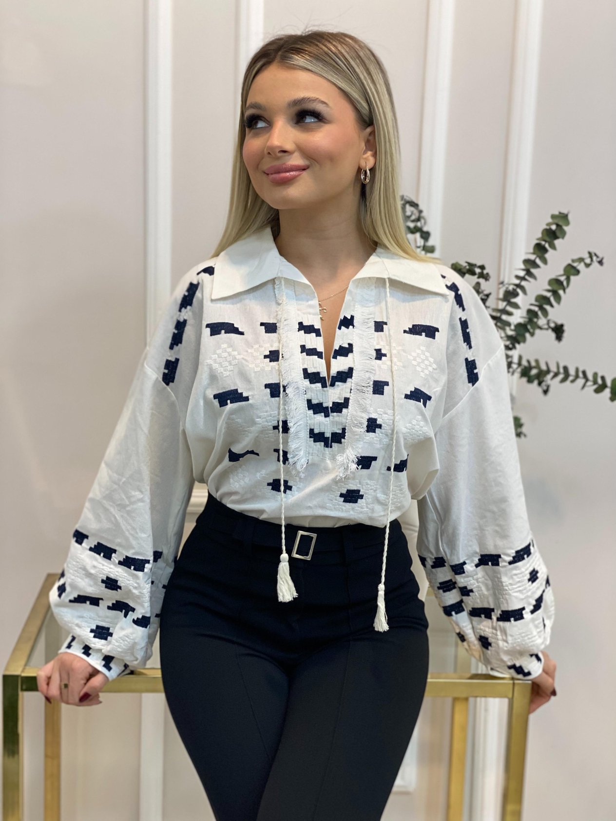 Tasarım Beyaz Püskül Detaylı Nakış İşlemeli Bluz
