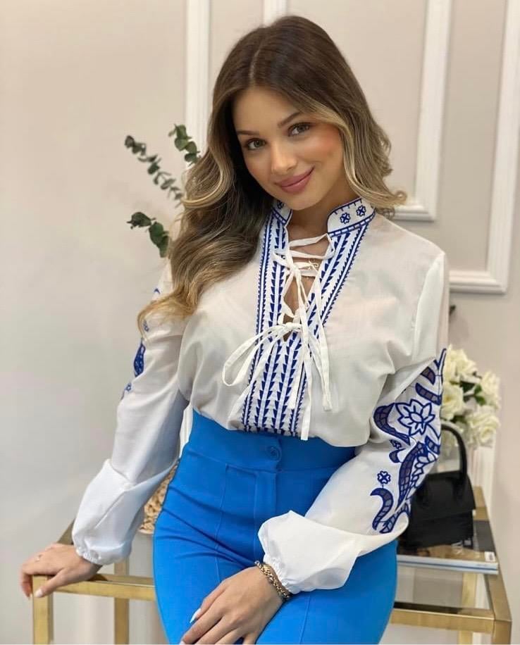 Tasarım Mavi Nakışlı Bluz