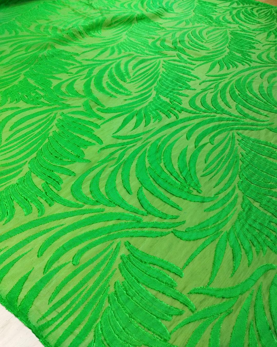 Canlı Yeşil Renkte Şifon (En 130 cm x Boy 150 cm)