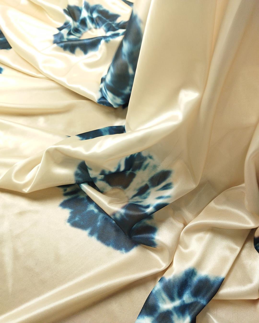 Jarse Krem Üzeri Petrol Mavisi Batik Desen (En 160 cm x Boy 135 cm)