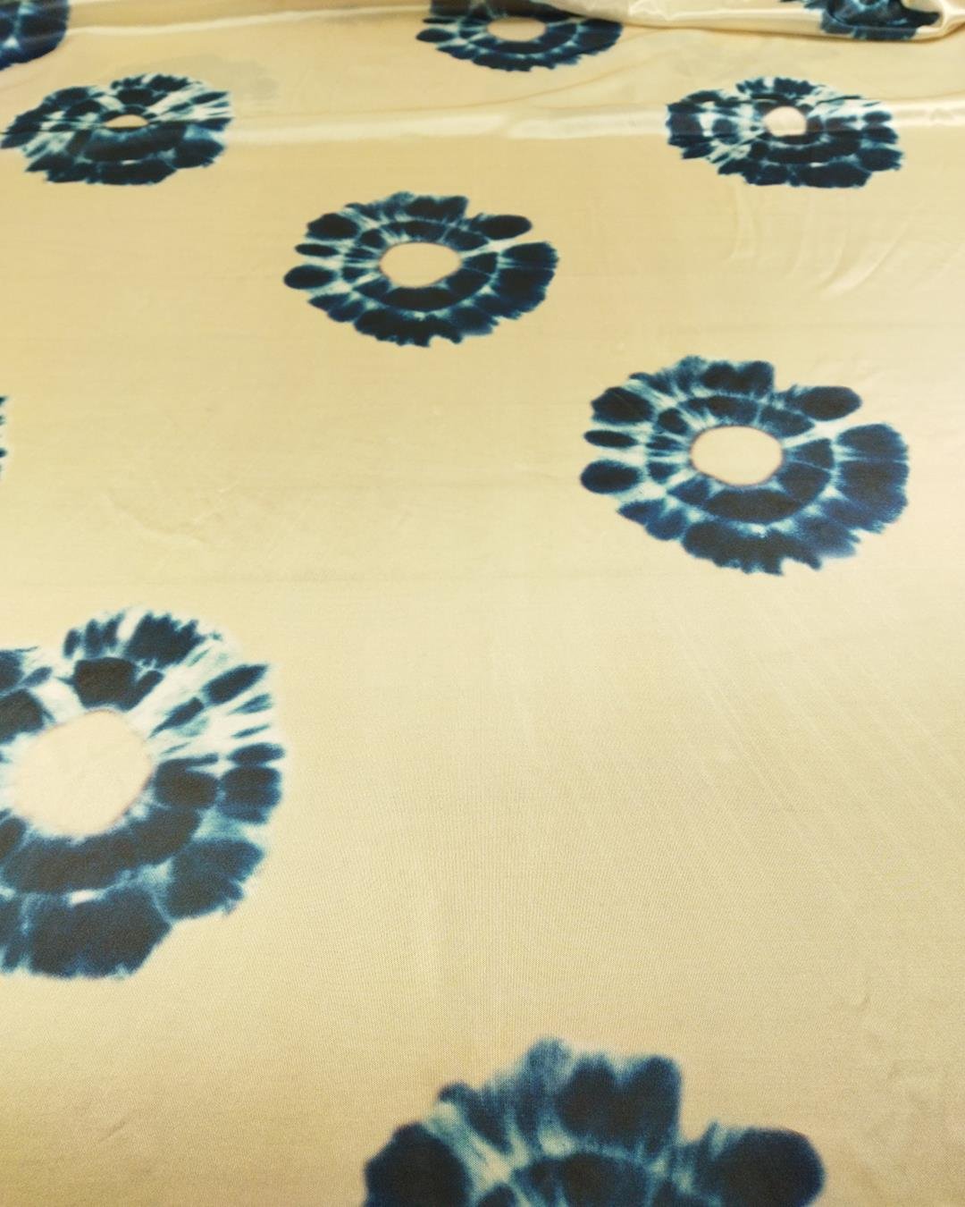Jarse Krem Üzeri Petrol Mavisi Batik Desen (En 160 cm x Boy 135 cm)