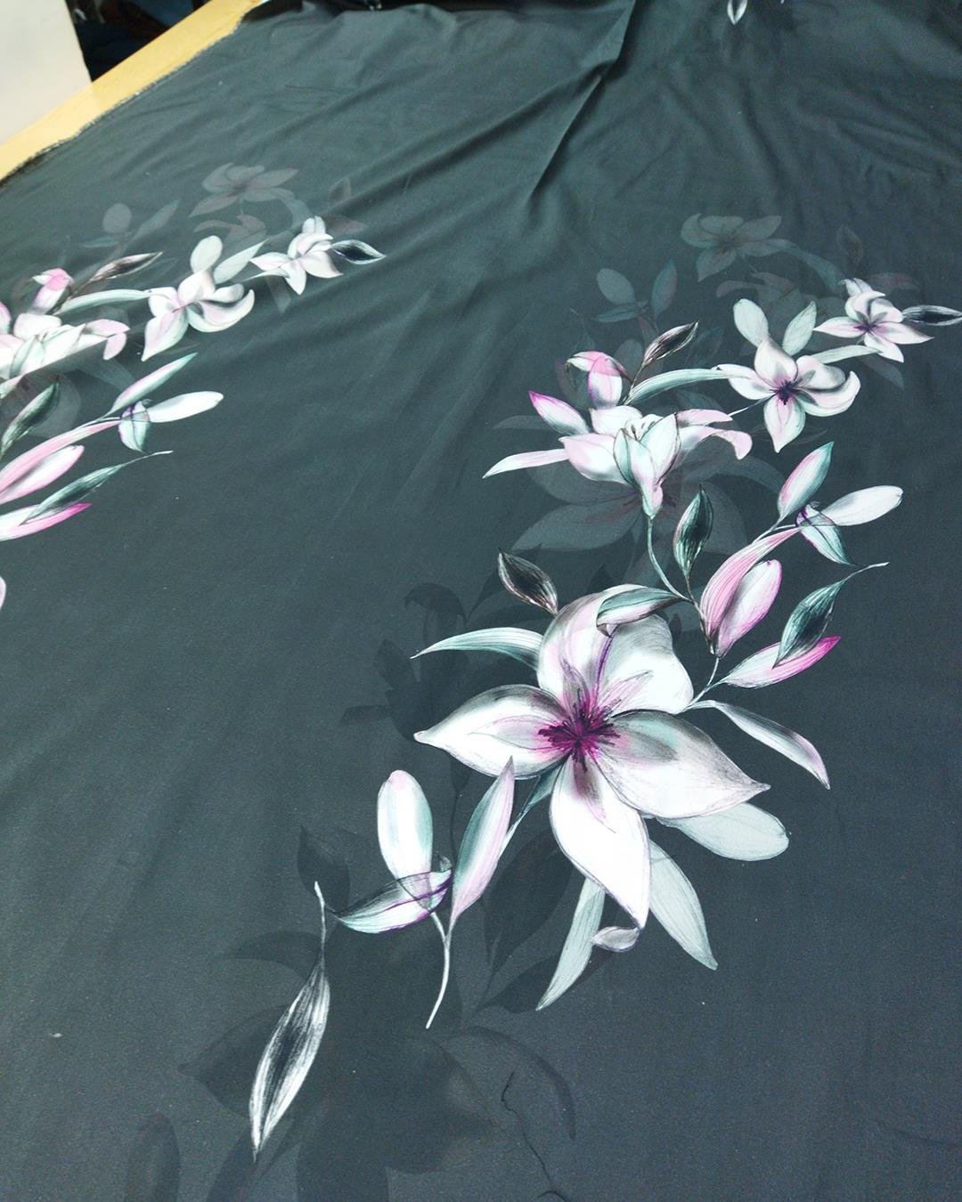 Küllü Siyah Çiçekli Krep (En 115 cm x Boy 140 cm)