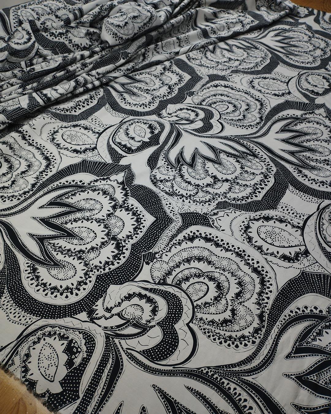 Pamuklu yumuşak Etnik Desenli Dokuma Beyaz Siyah Renklerde En: 150 cm