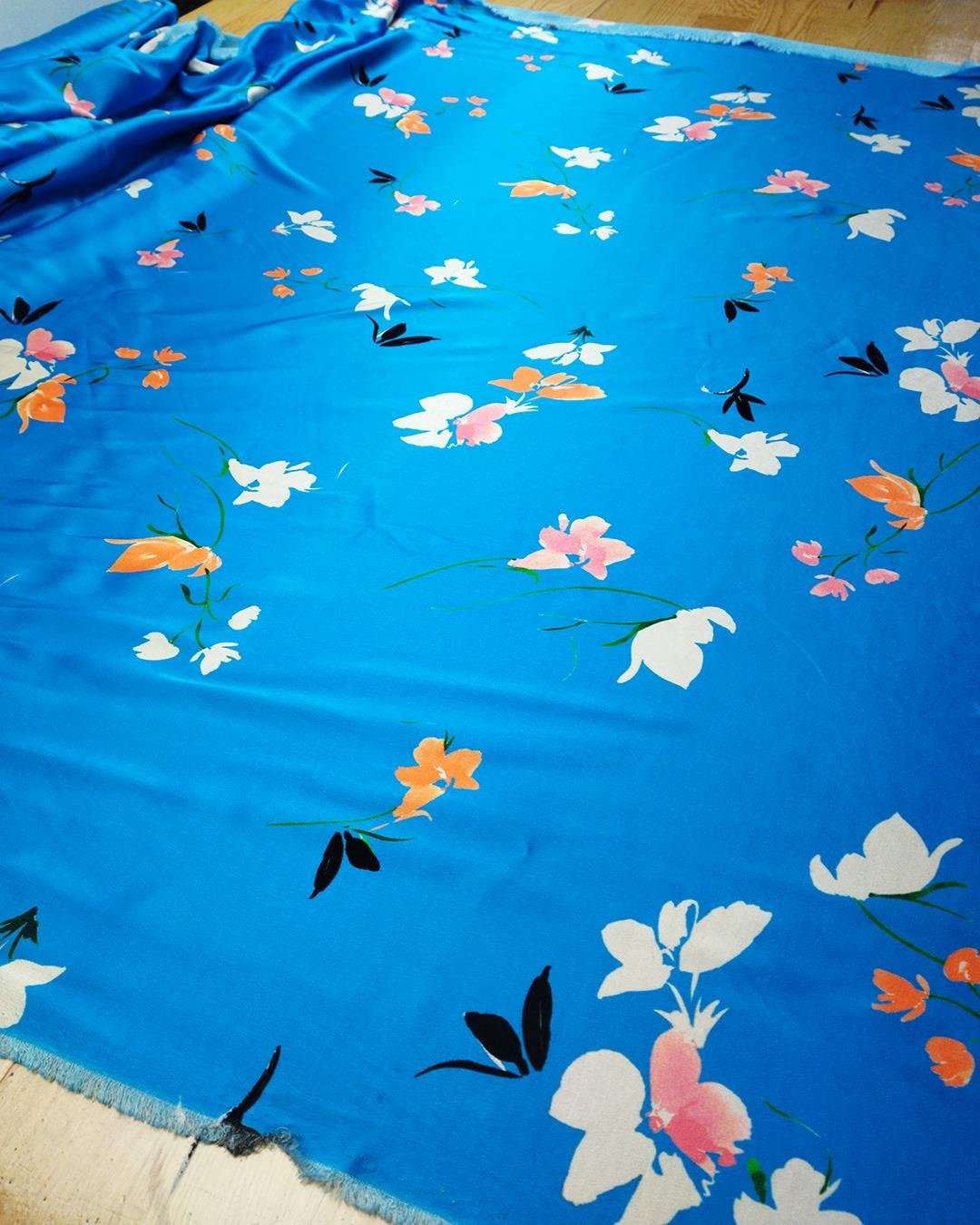 Saten Viskon Mevi Üzeri Çiçek Desenli (En 130 cm x Boy 200 cm)