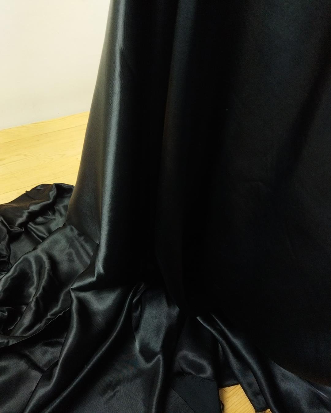 Siyah Renkte Saten Viskon En 125 cm x Boy 140 cm