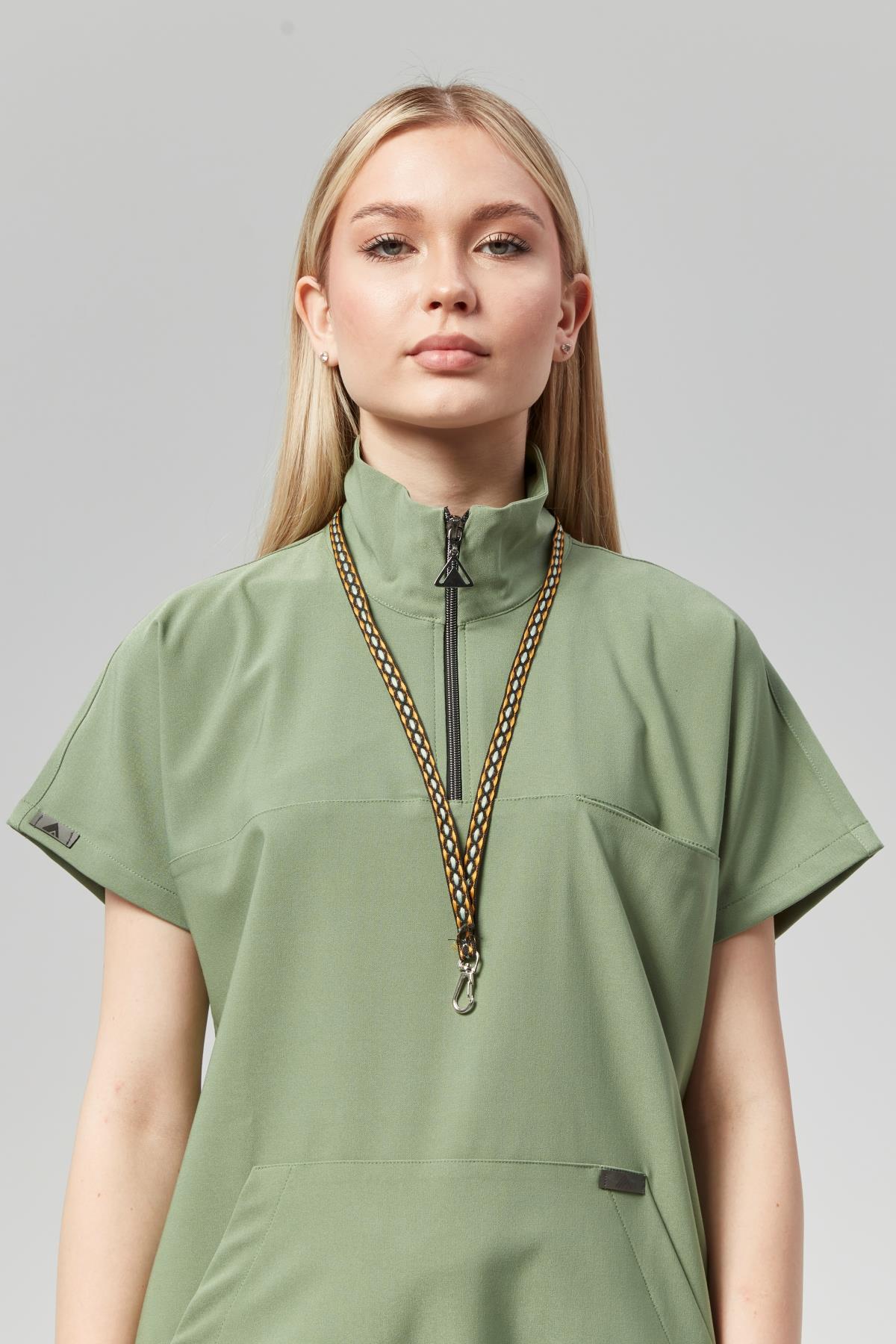 Extreme Cool Woman - Premium Çift Yön Likralı Doktor Hemşire Scrubs Tek Üst Cerrahi Forma (KADIN), Yosun