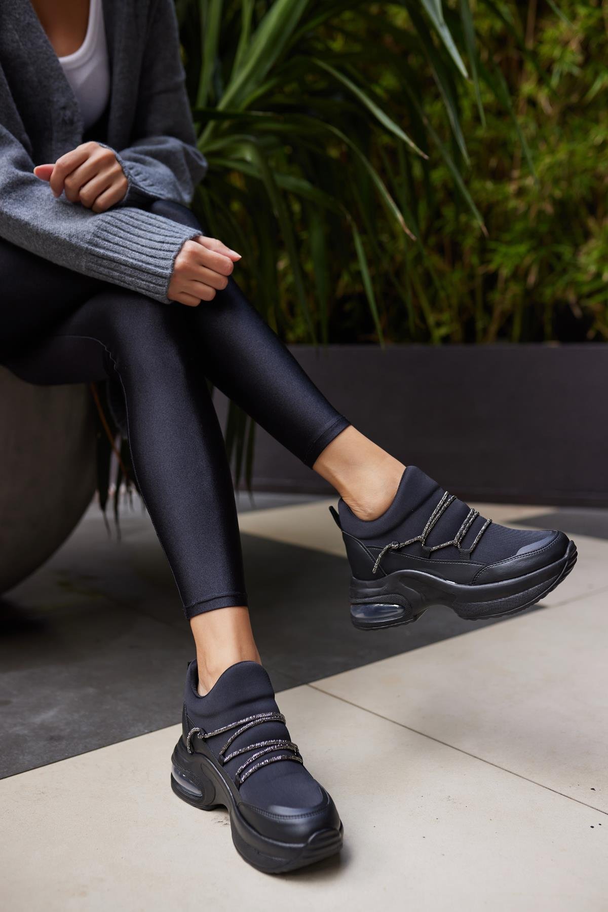 AİRLU KADIN DOLGU TOPUK DETAY SNEAKERS SIYAH