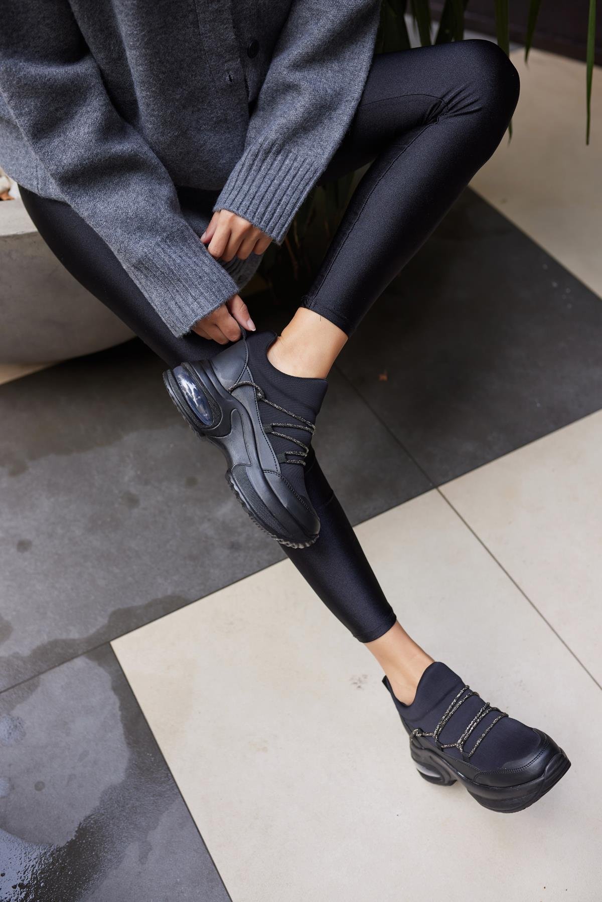 AİRLU KADIN DOLGU TOPUK DETAY SNEAKERS SIYAH
