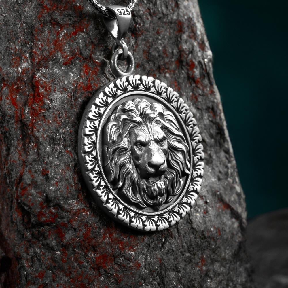 3 Boyutlu Aslan İşlemeli Gümüş Kolye