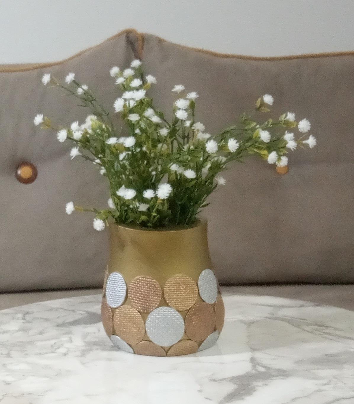 Vazoda Çiçek,Beyaz Yapay Çiçek,Vazo Dekoratif Altın Puanlı Poliresin 9X9X15Cm  