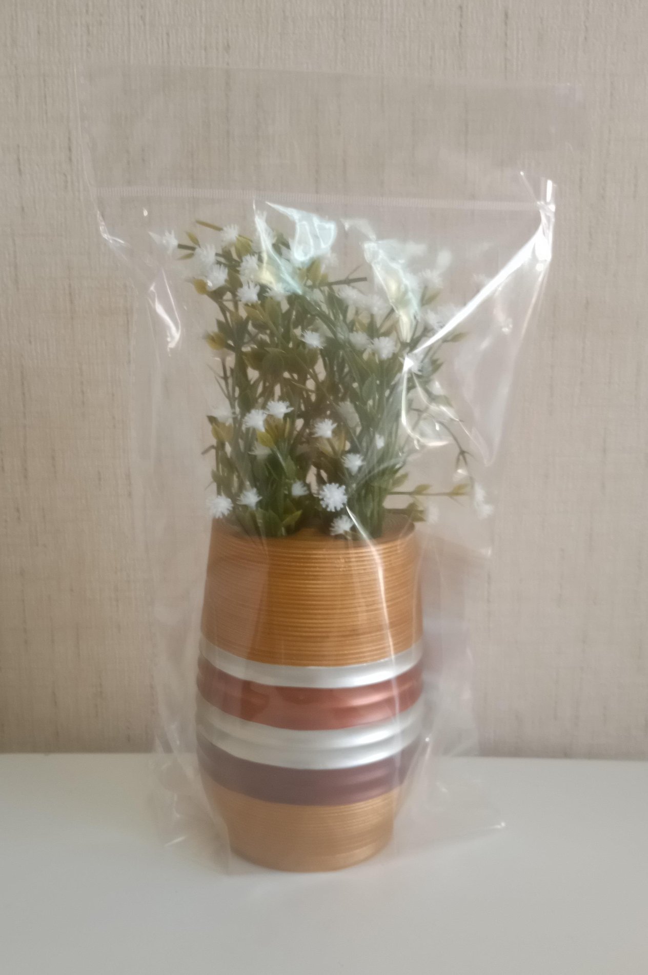 Vazoda Çiçek,Beyaz Yapay Çiçek,Vazo Dekoratif Metalik Kahve Poliresin 6X6X17Cm 