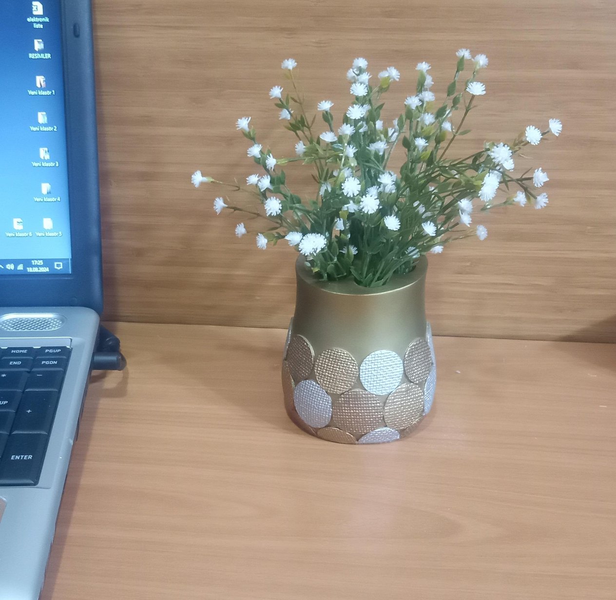 Vazoda Çiçek,Beyaz Yapay Çiçek,Vazo Dekoratif Altın Puanlı Poliresin 9X9X15Cm  