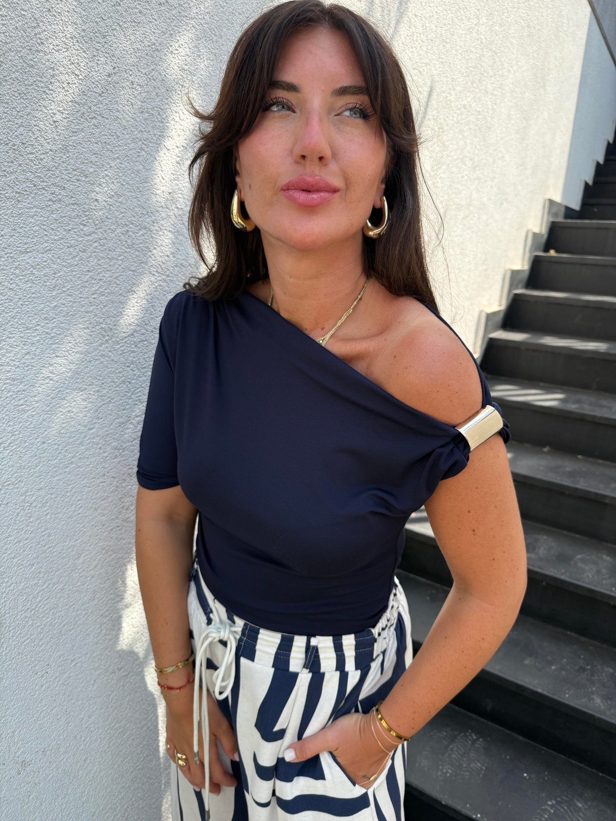 Omzu Gold Aksesuarlı , Lacivert Modal Bluz